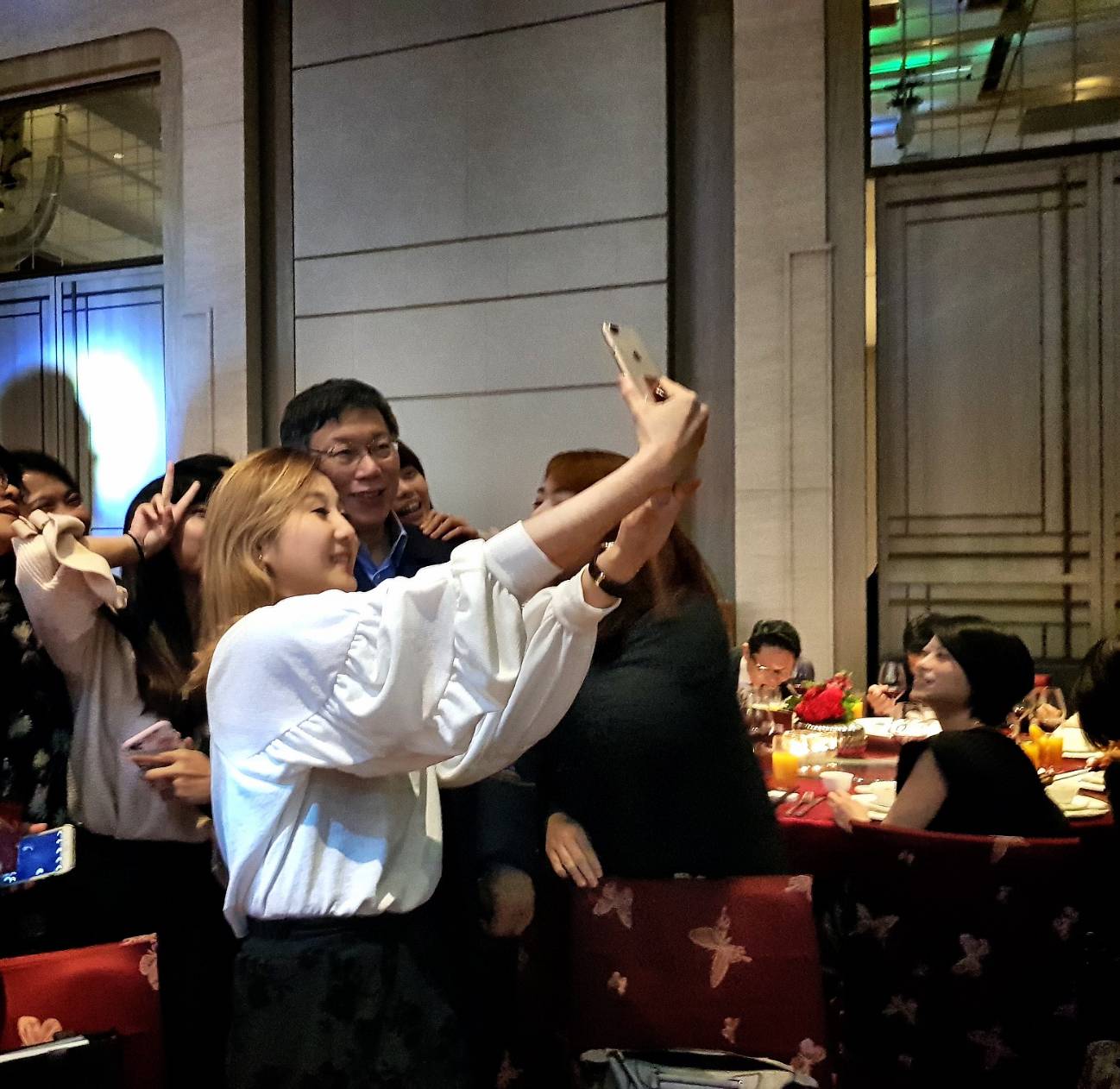 台北市長柯文哲人氣不減，15日參加中華民國不動產代銷全聯會理事長交接時，被女記者們簇擁玩自拍。