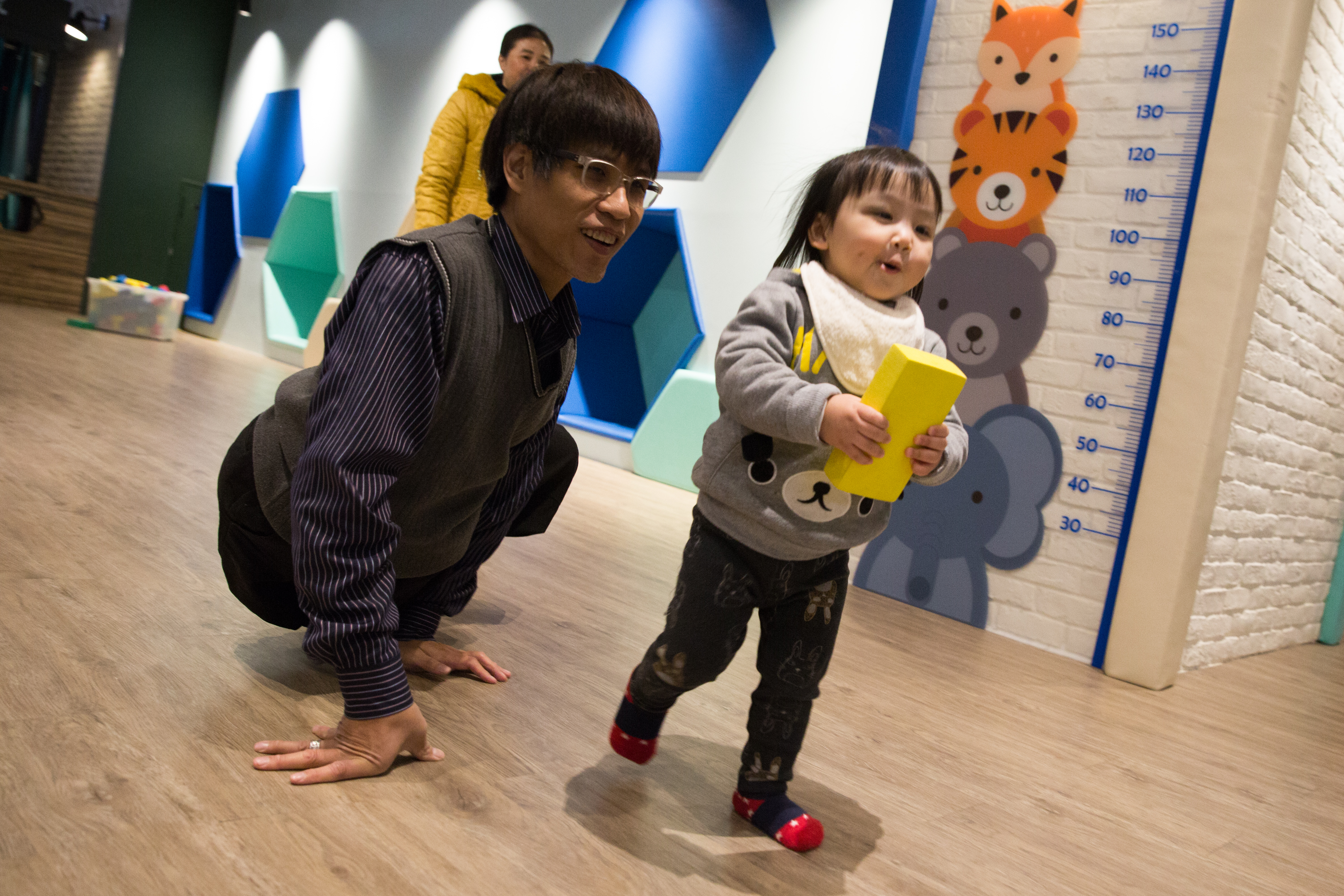 每逢假日，忠義就會帶孩子到親子餐廳玩樂。