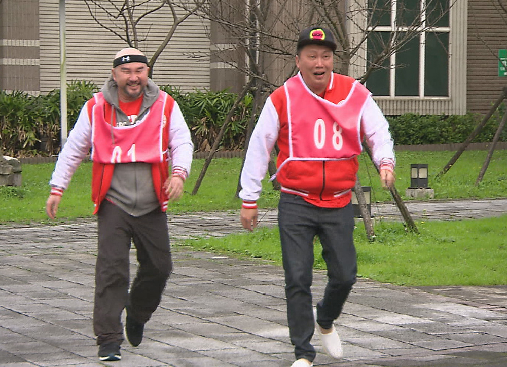 辛龍(左)上節目不在乎小額獎金,只在意自己表現如何。(台視提供)