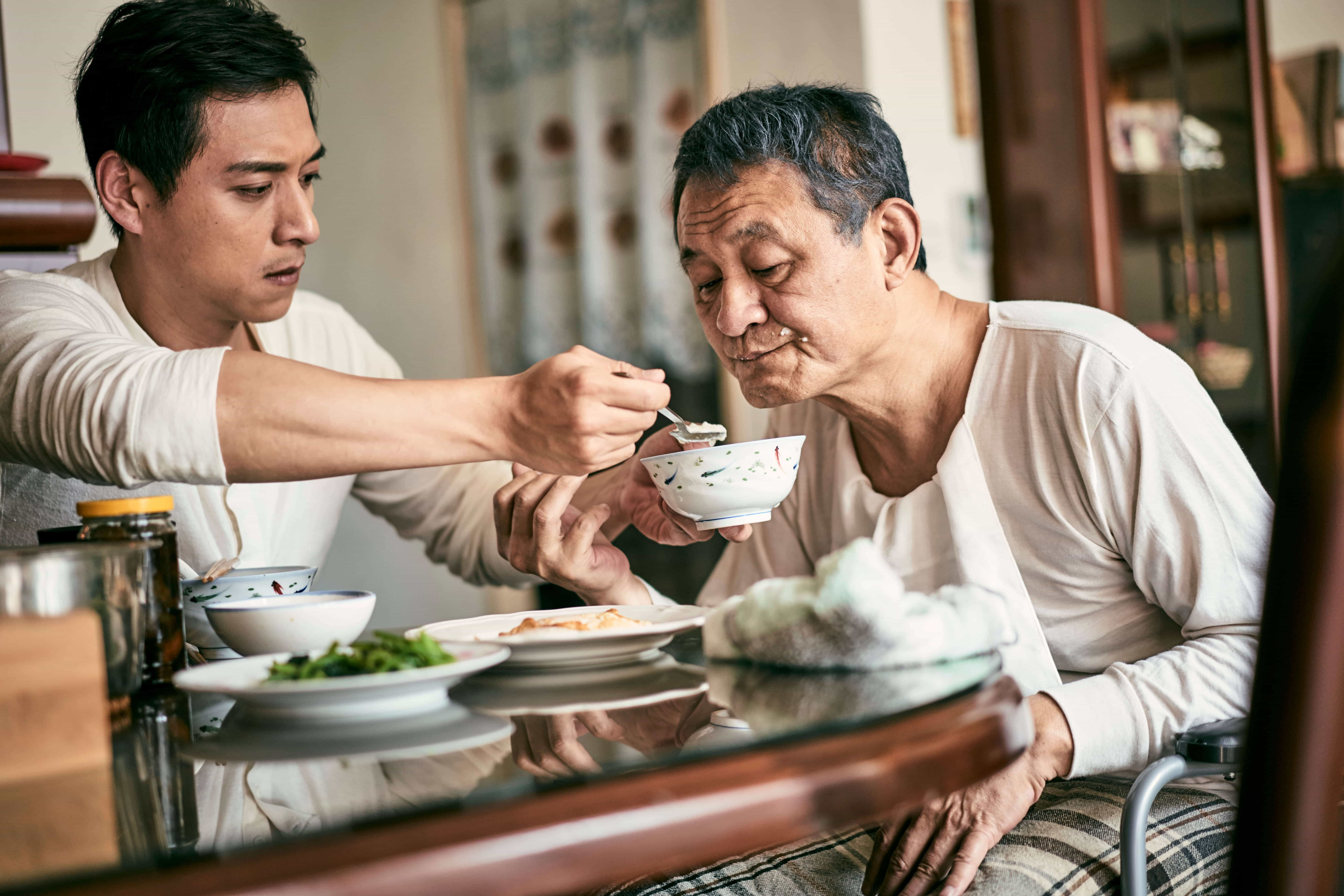 鄭人碩（左）在《上岸的魚》中不僅要養家活口，還要照顧失智的父親，從《角頭2》的流氓一下變成暖男孝子。（海鵬提供）