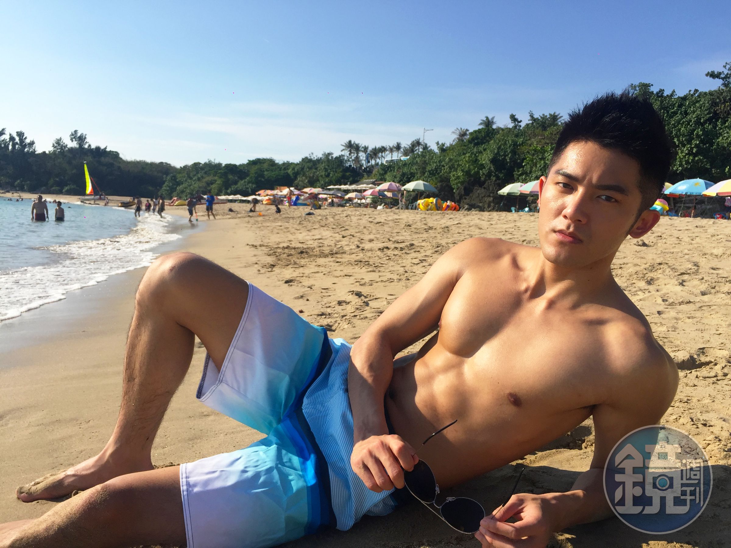 林冠宇在網劇《浪花男神》飾演救生員，穿泳褲在海灘曬肌。（賢叔輯娛樂提供）