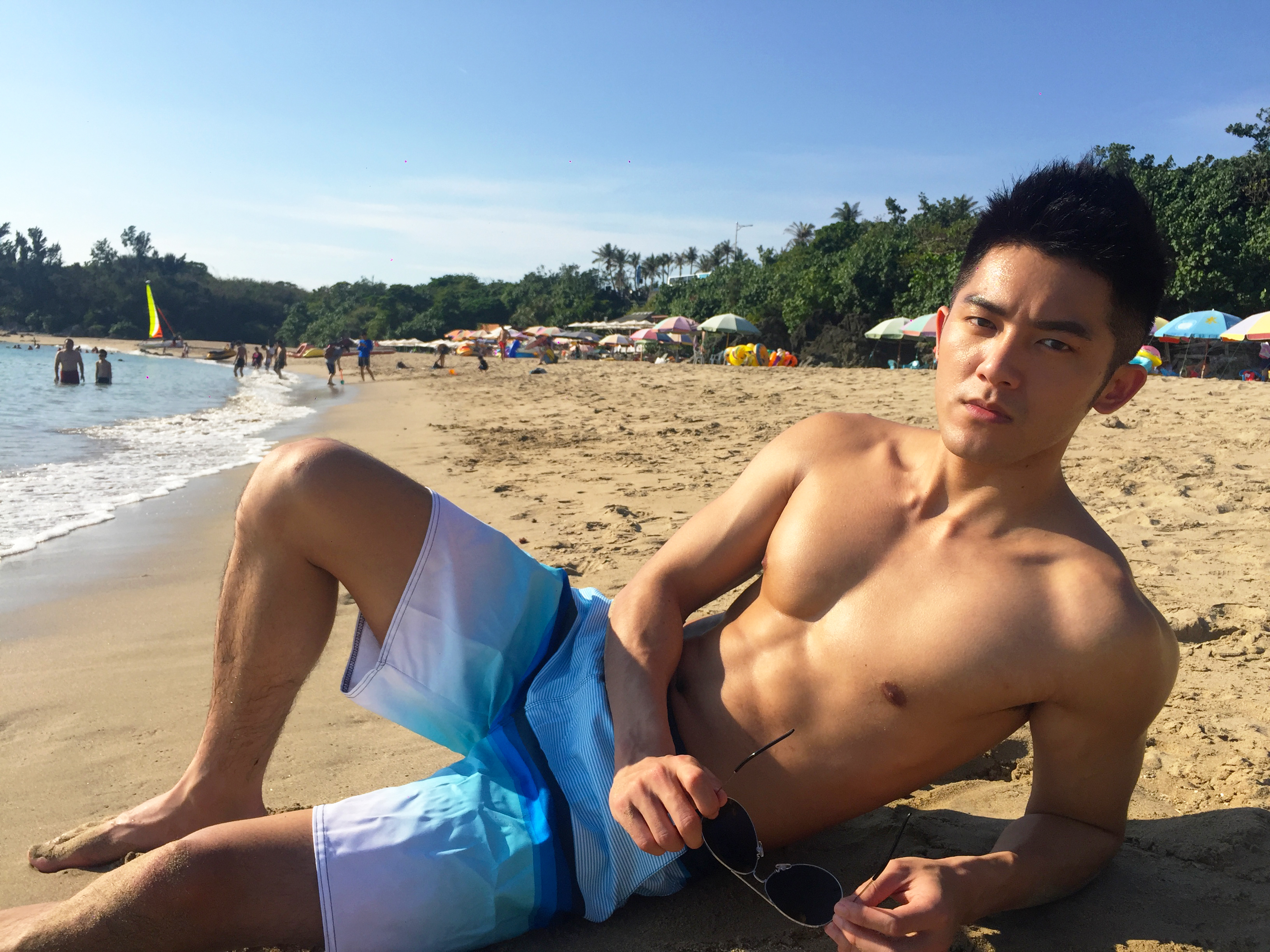 林冠宇在網劇《浪花男神》飾演救生員，穿泳褲在海灘曬肌。（賢叔輯娛樂提供）