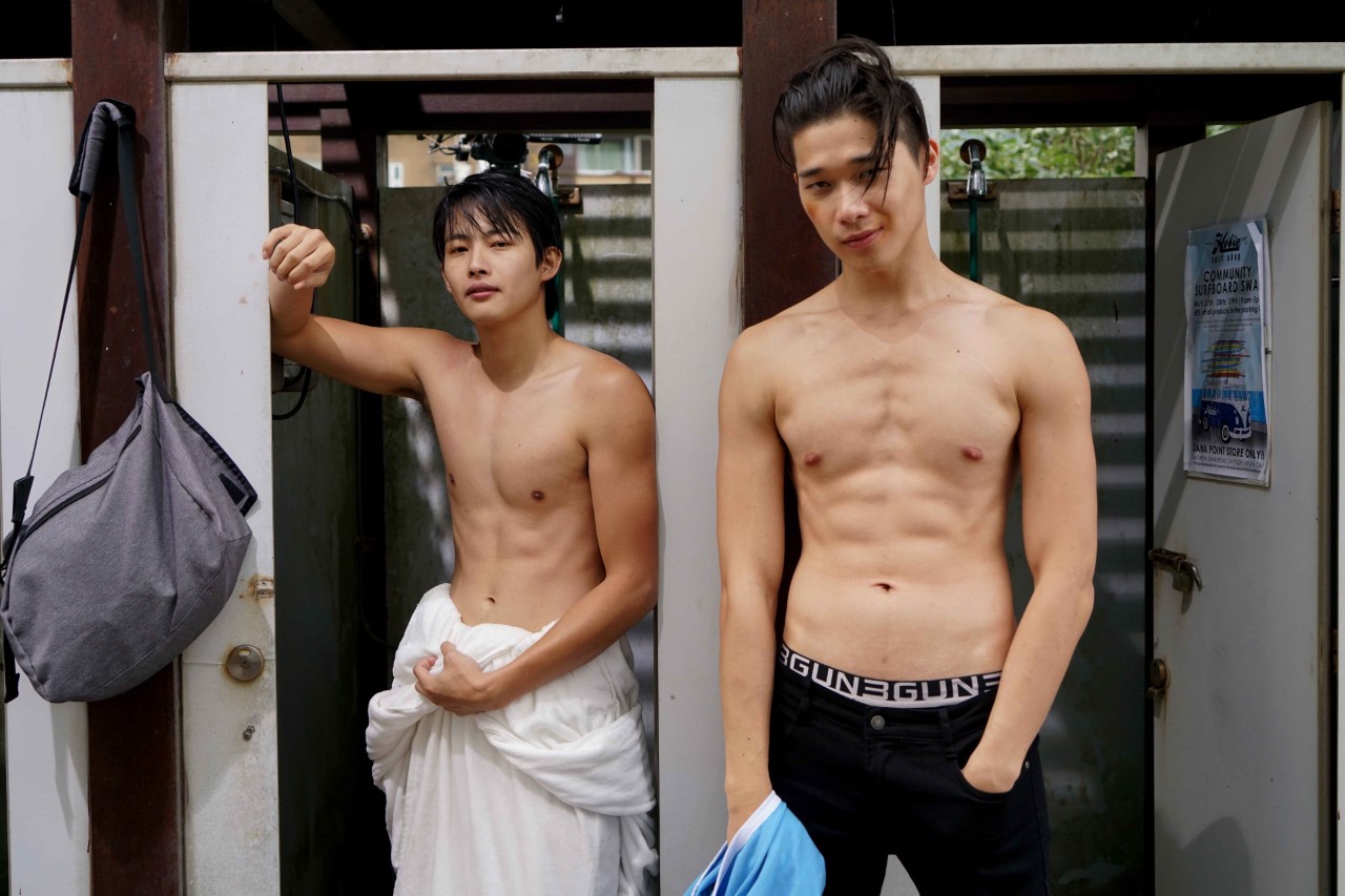 張庭瑚（左）被何潤東逼迫健身，劇中裸上半身大秀肌肉線條。（TVBS歡樂台提供）