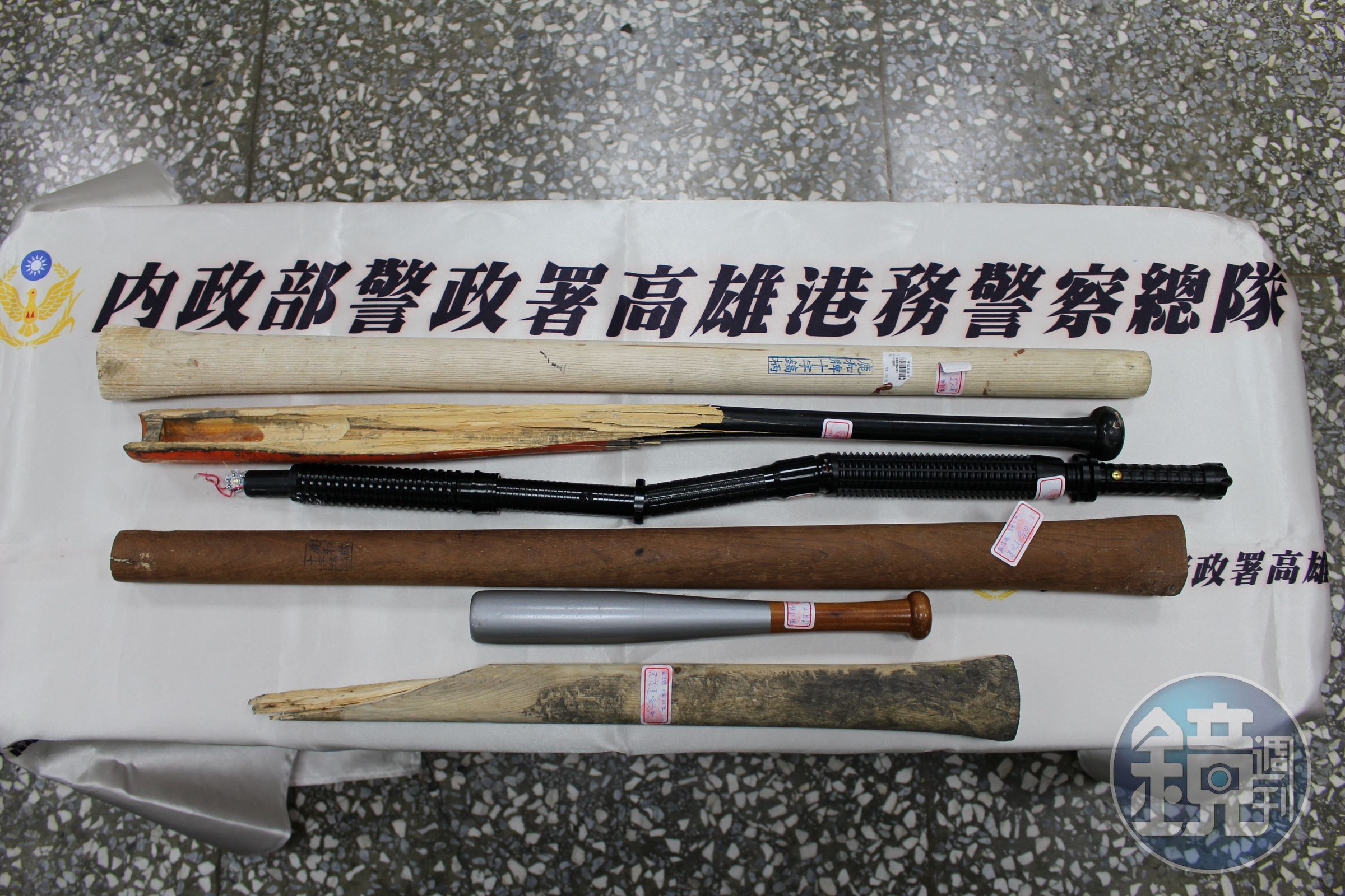 疑似因為白帶魚利益糾紛，陳男帶頭砸車不讓下貨，行為像極電影古惑仔情節。（警方提供）