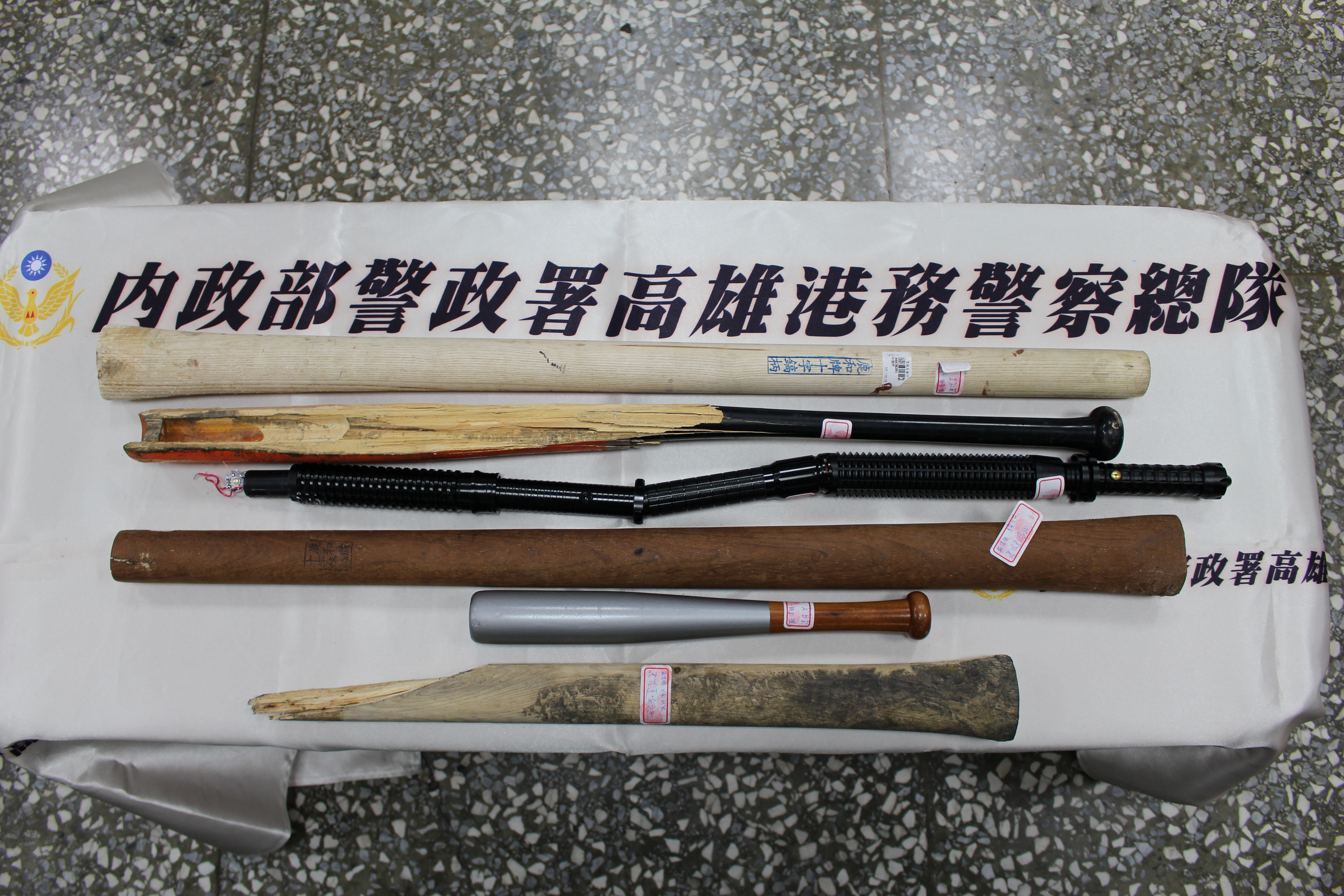 疑似因為白帶魚利益糾紛，陳男帶頭砸車不讓下貨，行為像極電影古惑仔情節。（警方提供）