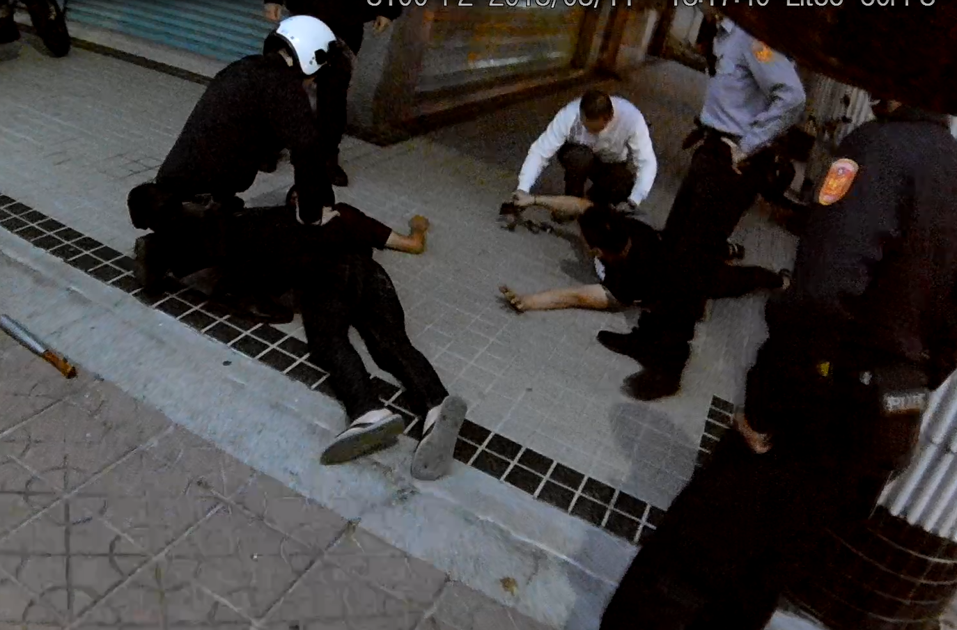 高雄港警獲報碼頭有人尋仇滋事,立即前往逮人。(警方提供)