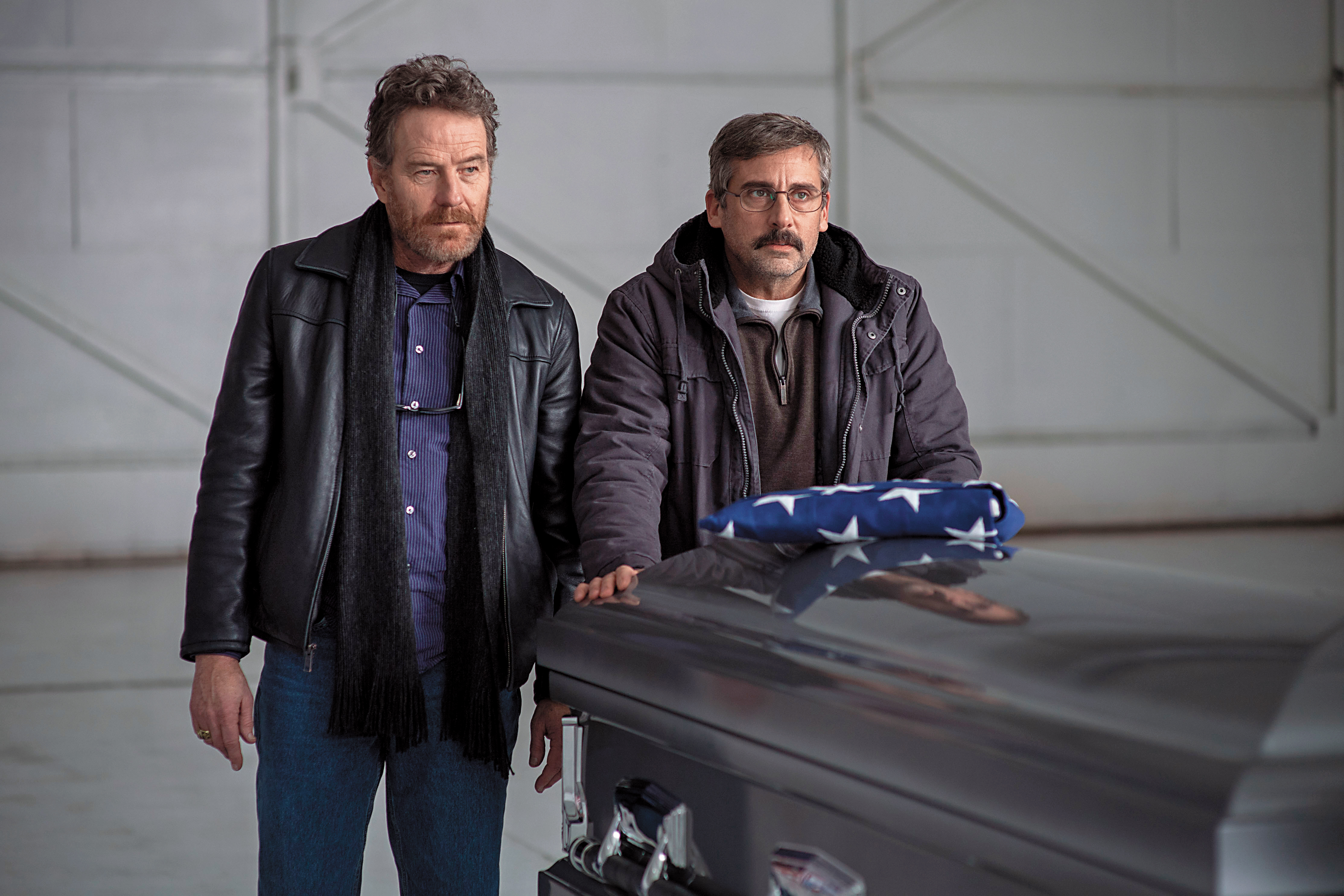 史提夫卡爾（右）飾演的老爸與同袍將戰死的兒子遺體接回家鄉安葬，影片聚焦中年大叔的友誼與喪子之痛的親情，笑中帶淚溫馨動人。（傳影互動提供）