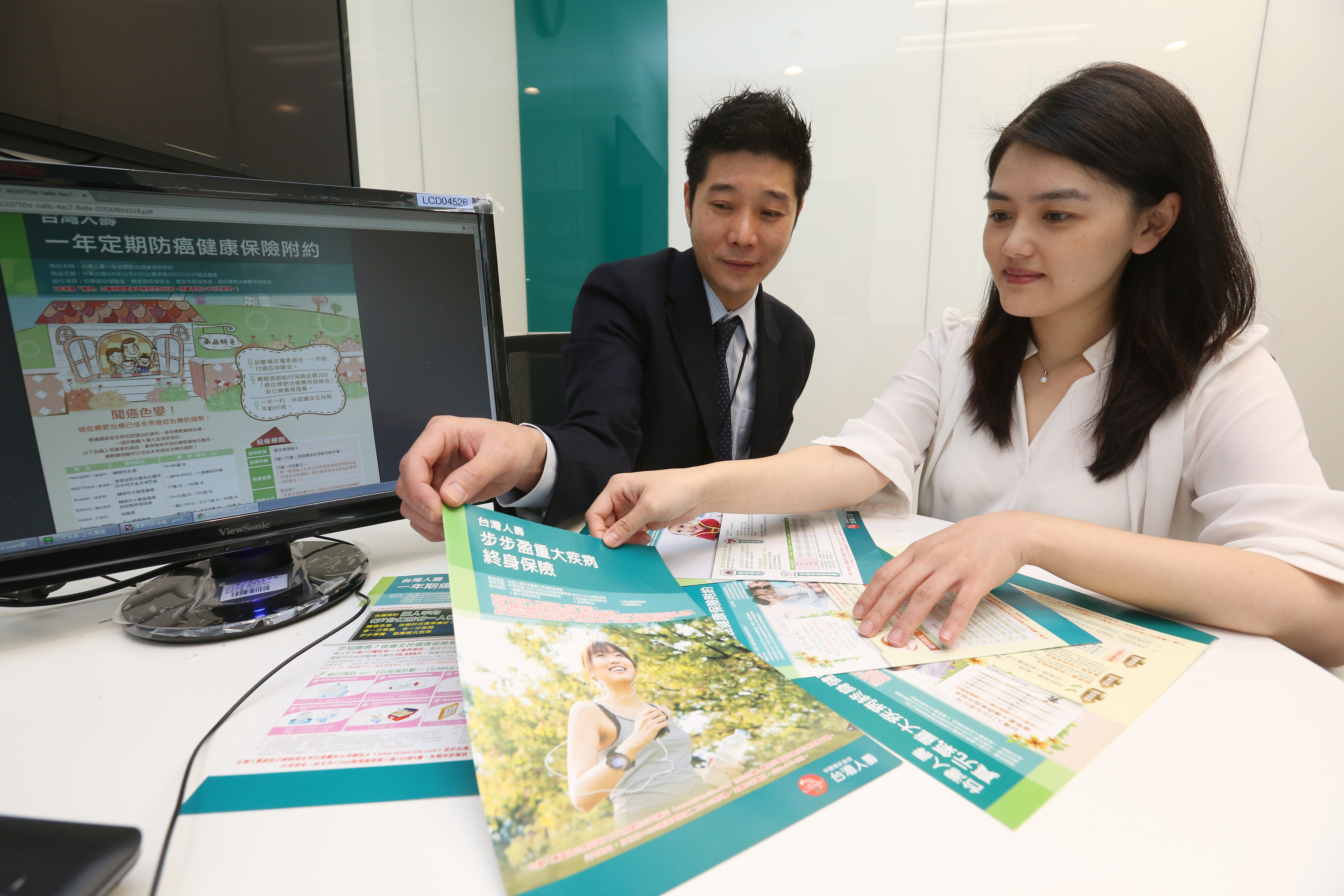 抗癌保單各有優缺點，選購前要了解確診定義及理賠相關規定。