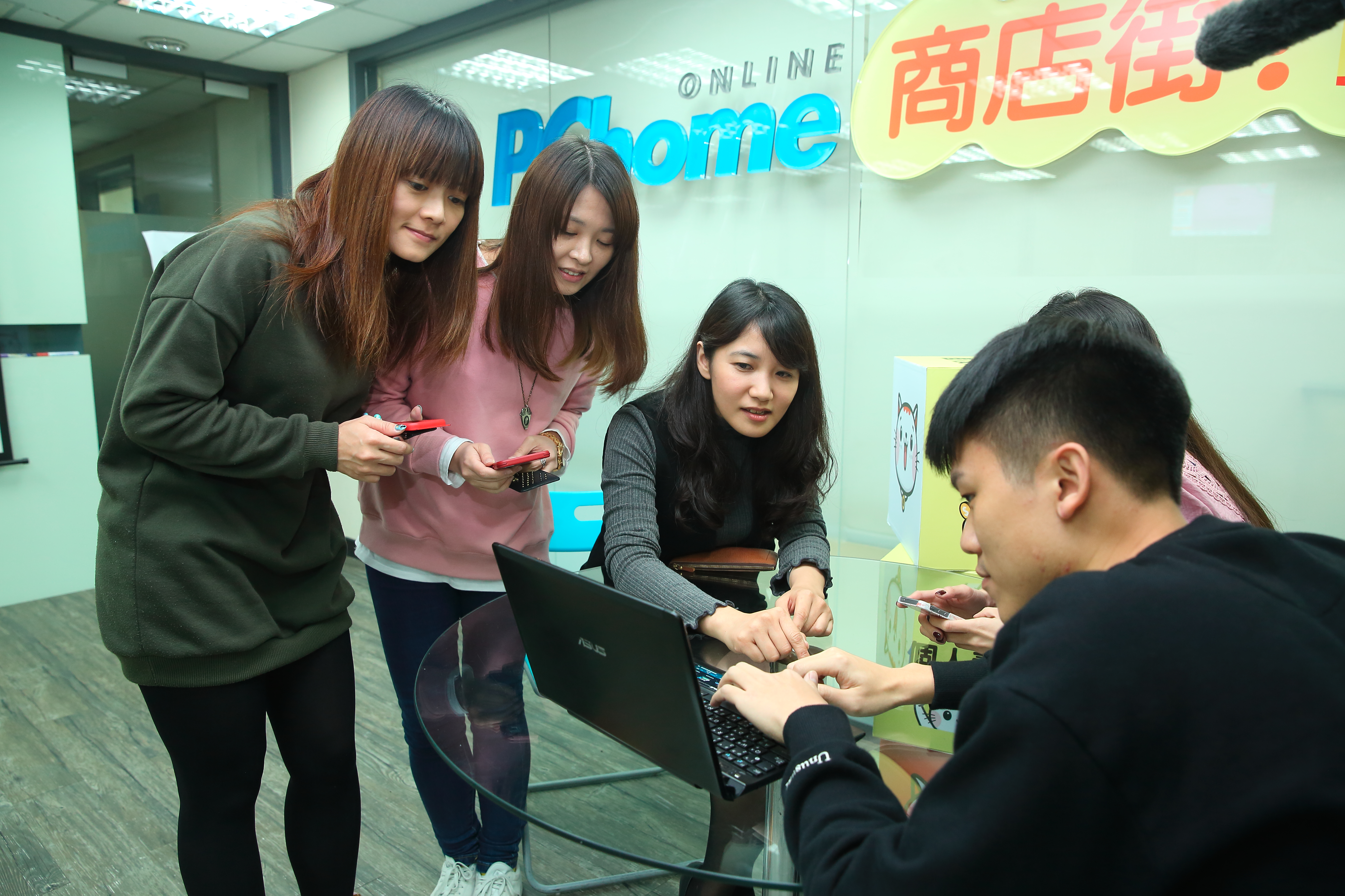 農曆年間，商店街打出進倉服務，5000件商品在農曆年不打烊的繼續出貨，也增加買賣家在個人賣場的黏著度。