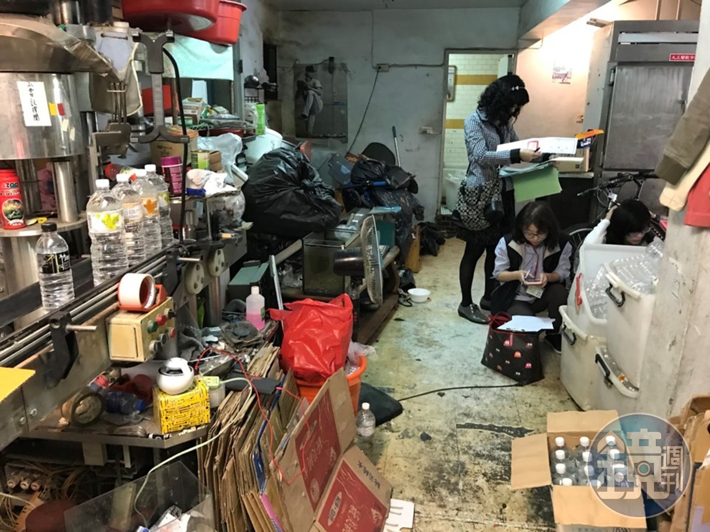 衛生局人員發現，李嫌裝填現場雜物堆積環境髒亂，衛生堪慮。（保七總隊提供）