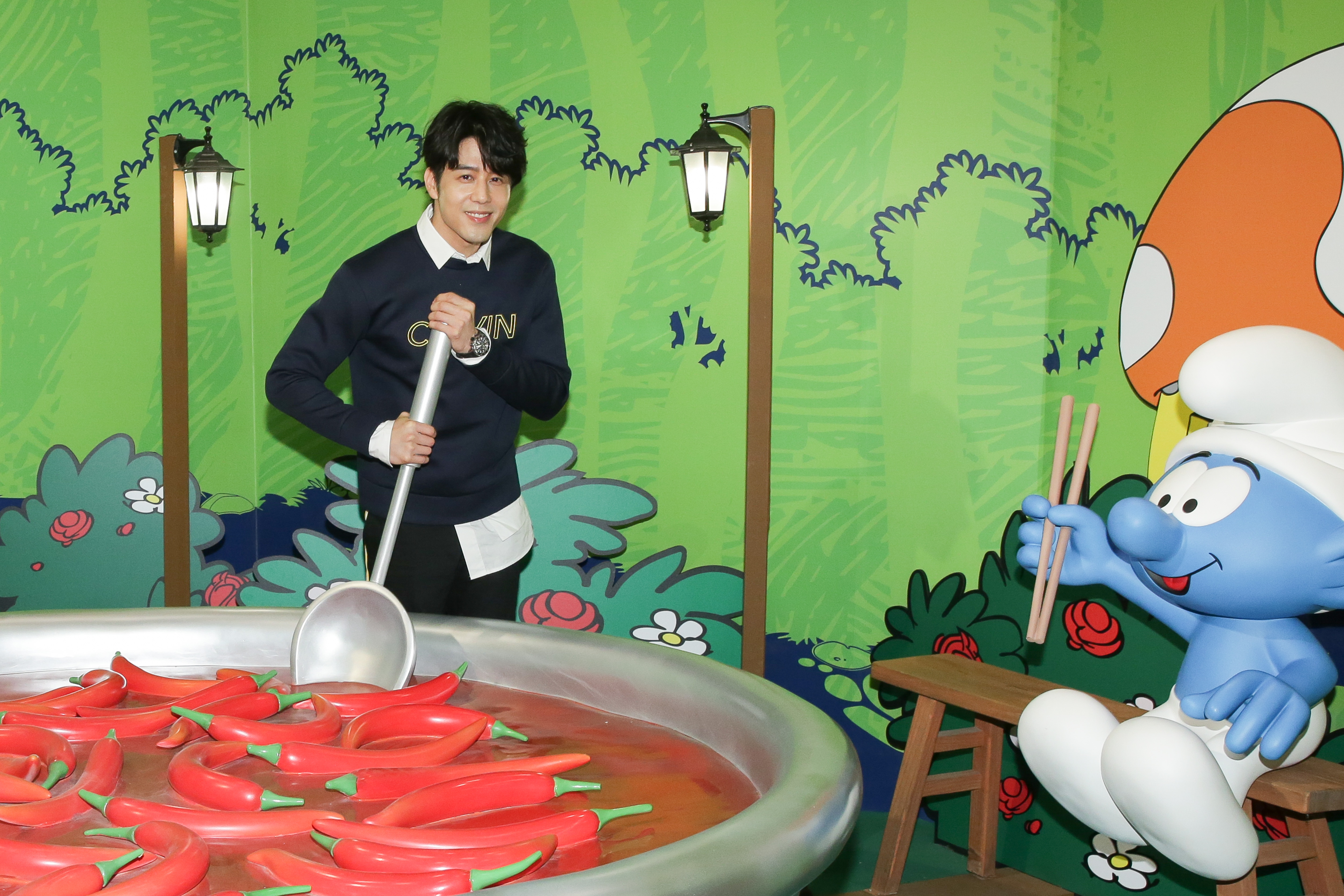 胡宇威出席「藍色小精靈 愛在17」特展，透露從小他就是小精靈粉絲。