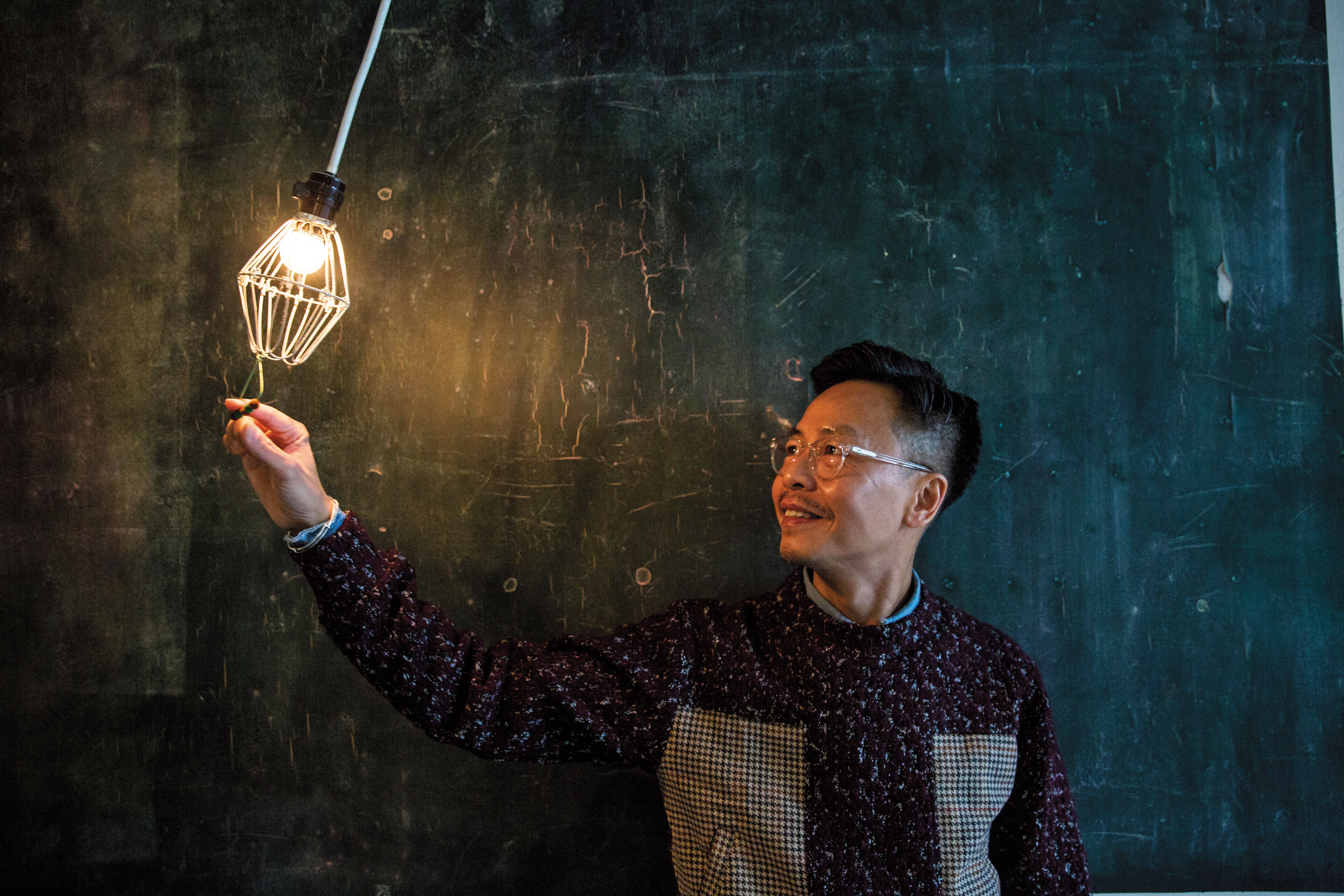 周耀輝與李焯雄共同填詞〈忽然之間〉乃為921地震而寫，他來台參加講座遇花蓮2月6日地震，感慨地說〈忽然之間〉MV，莫文蔚也是在一只昏黃的燈泡下唱歌。