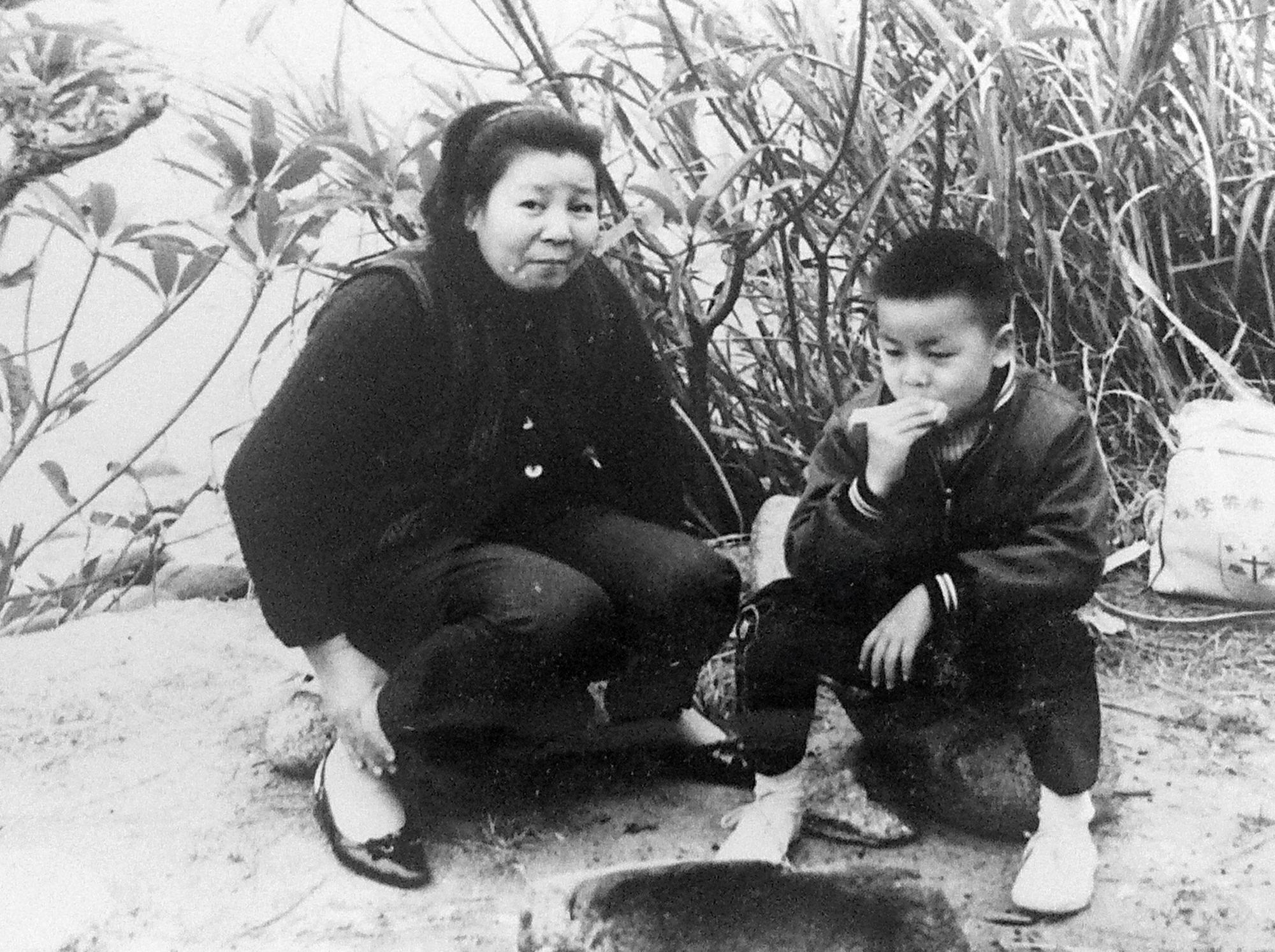 周耀輝母子在香港相依為命,2人感情親密。(周耀輝提供)