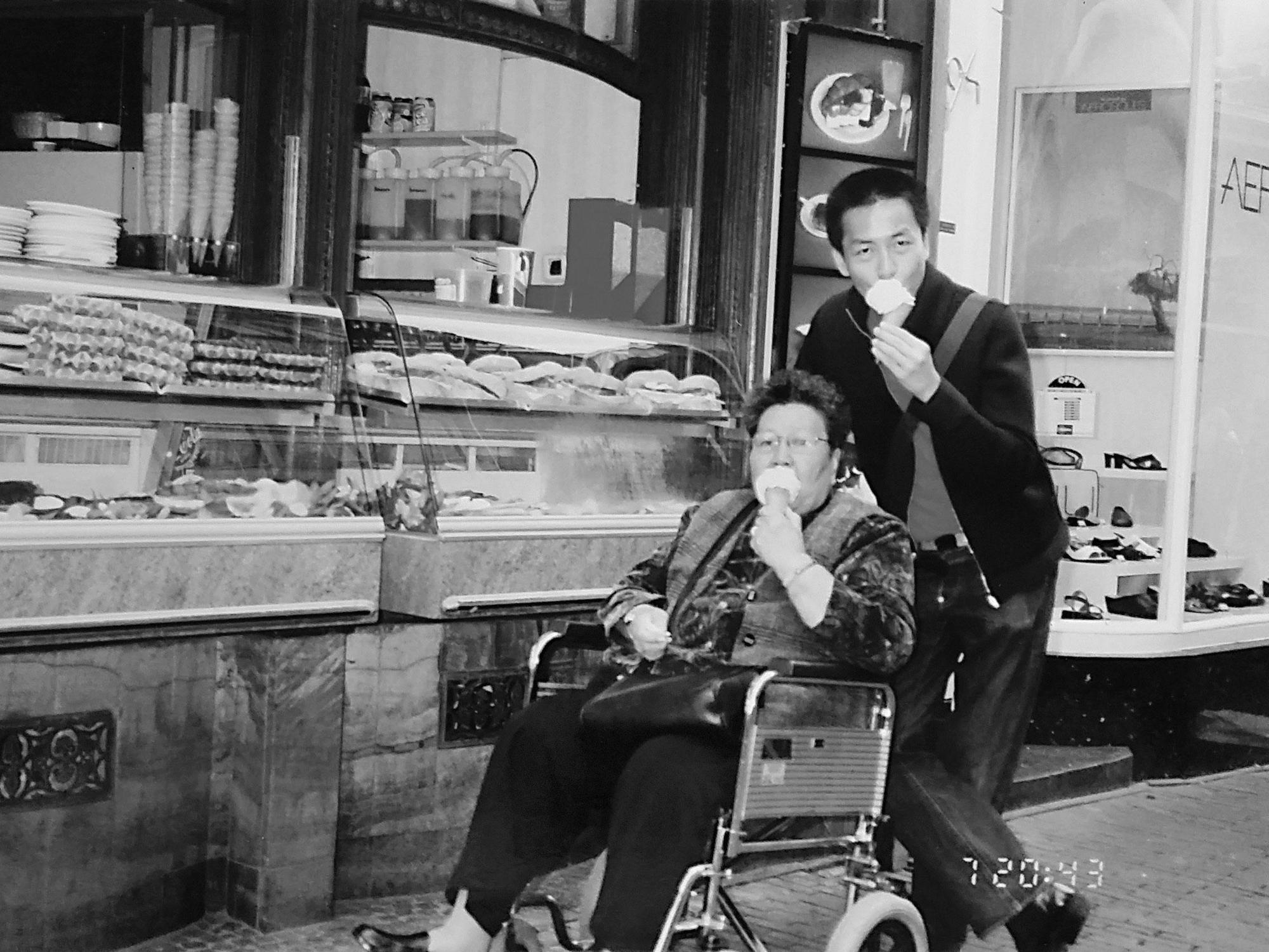 ←母親在周耀輝的記憶裡都是一個愁苦的婦人,唯獨母子異鄉同遊,那個對事事感到好奇和雀躍的少女形像是他前所未見。(周耀輝提供)