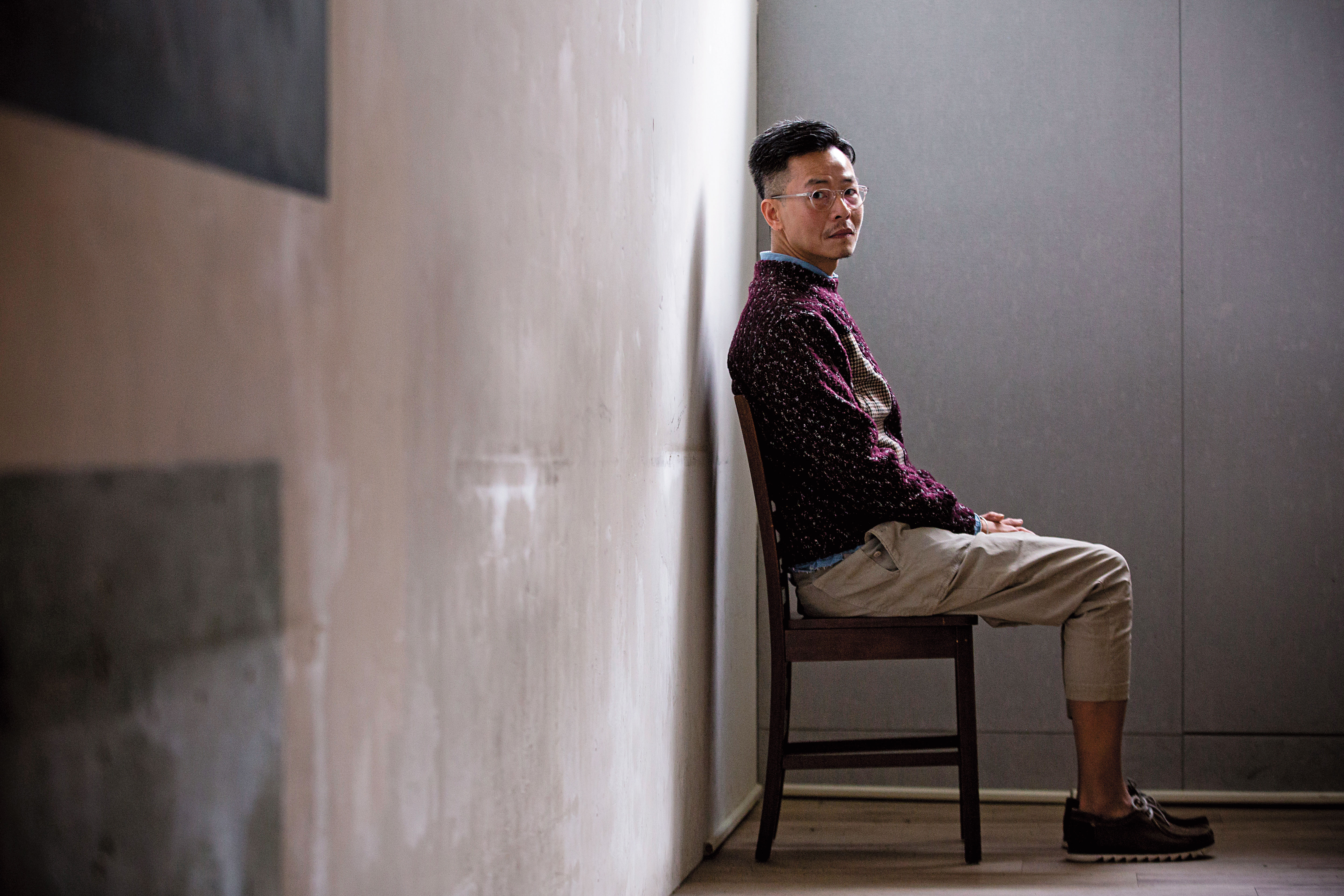 因青春期被排擠的悽慘經驗，周耀輝說往後的人生時時都有被摒除在外，異鄉人之感。