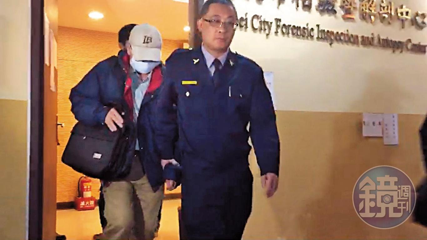 希望女兒真的是「負氣留台」的潘父（左），接到噩耗後與檢察官相驗屍體，難掩悲痛自二殯離開。