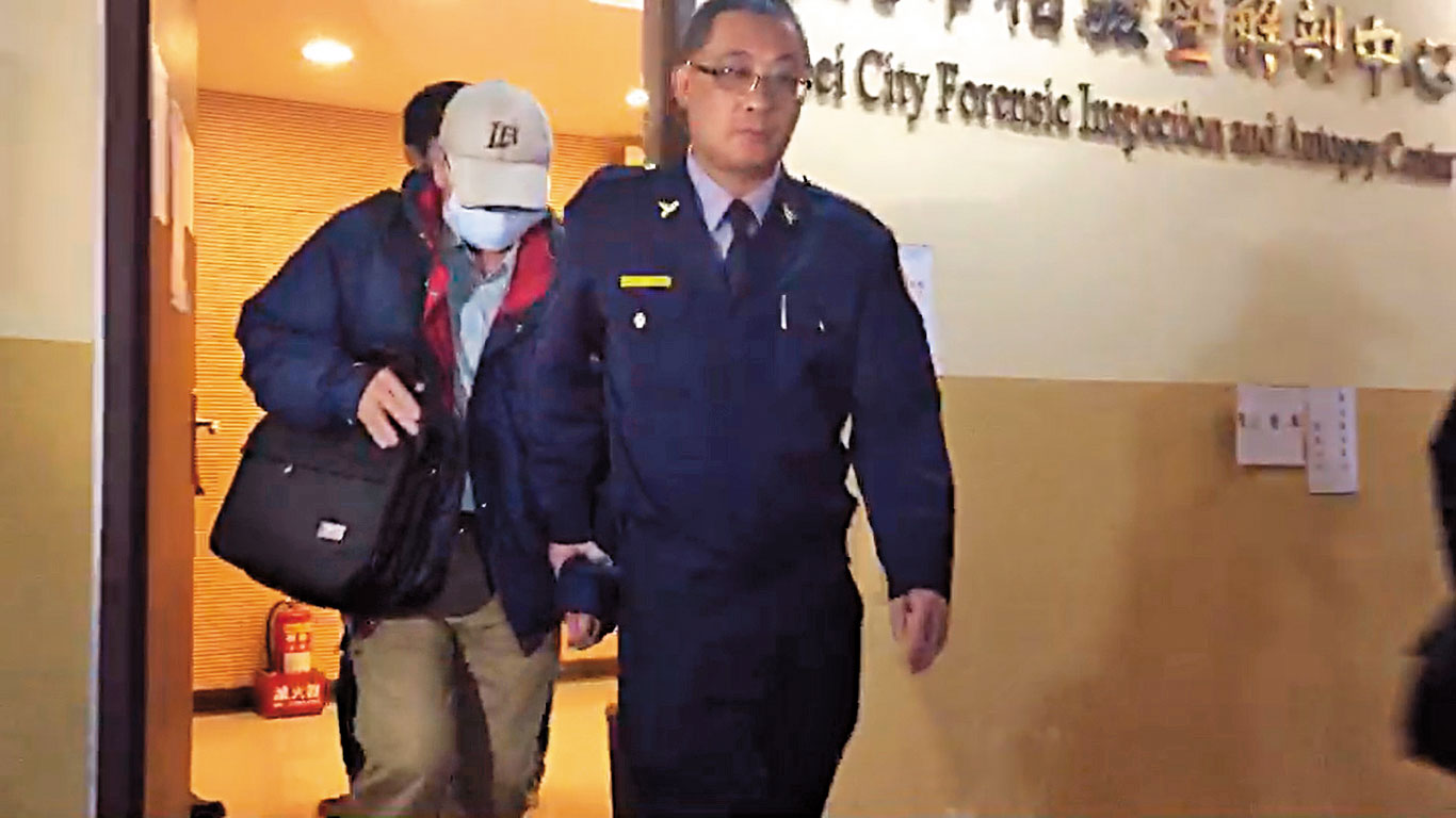 希望女兒真的是「負氣留台」的潘父(左),接到噩耗後與檢察官相驗屍體,難掩悲痛自二殯離開。