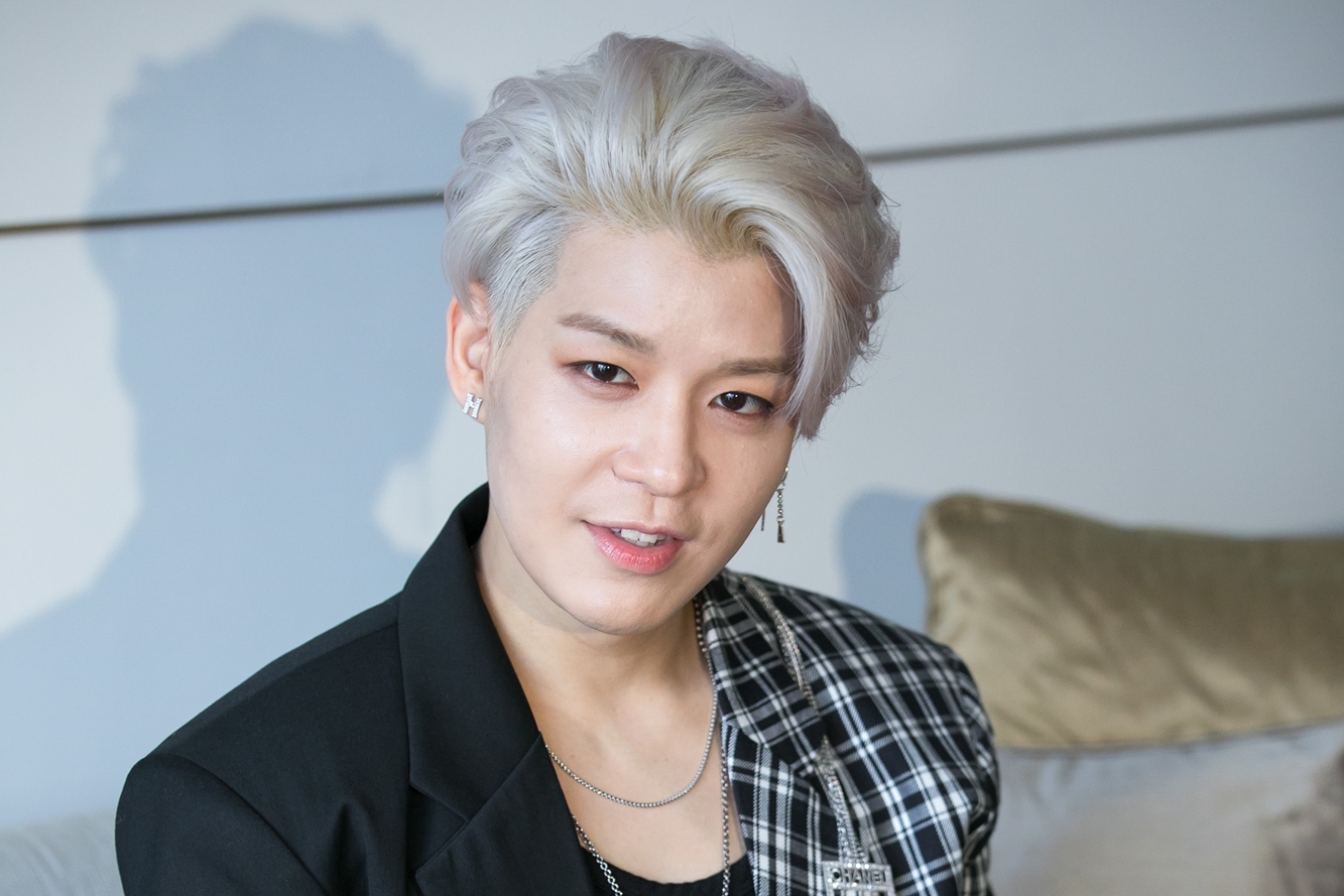 水晶男孩主唱姜成勳首次在台灣舉行見面會，提前與媒體聊天。（佳音娛樂提供）