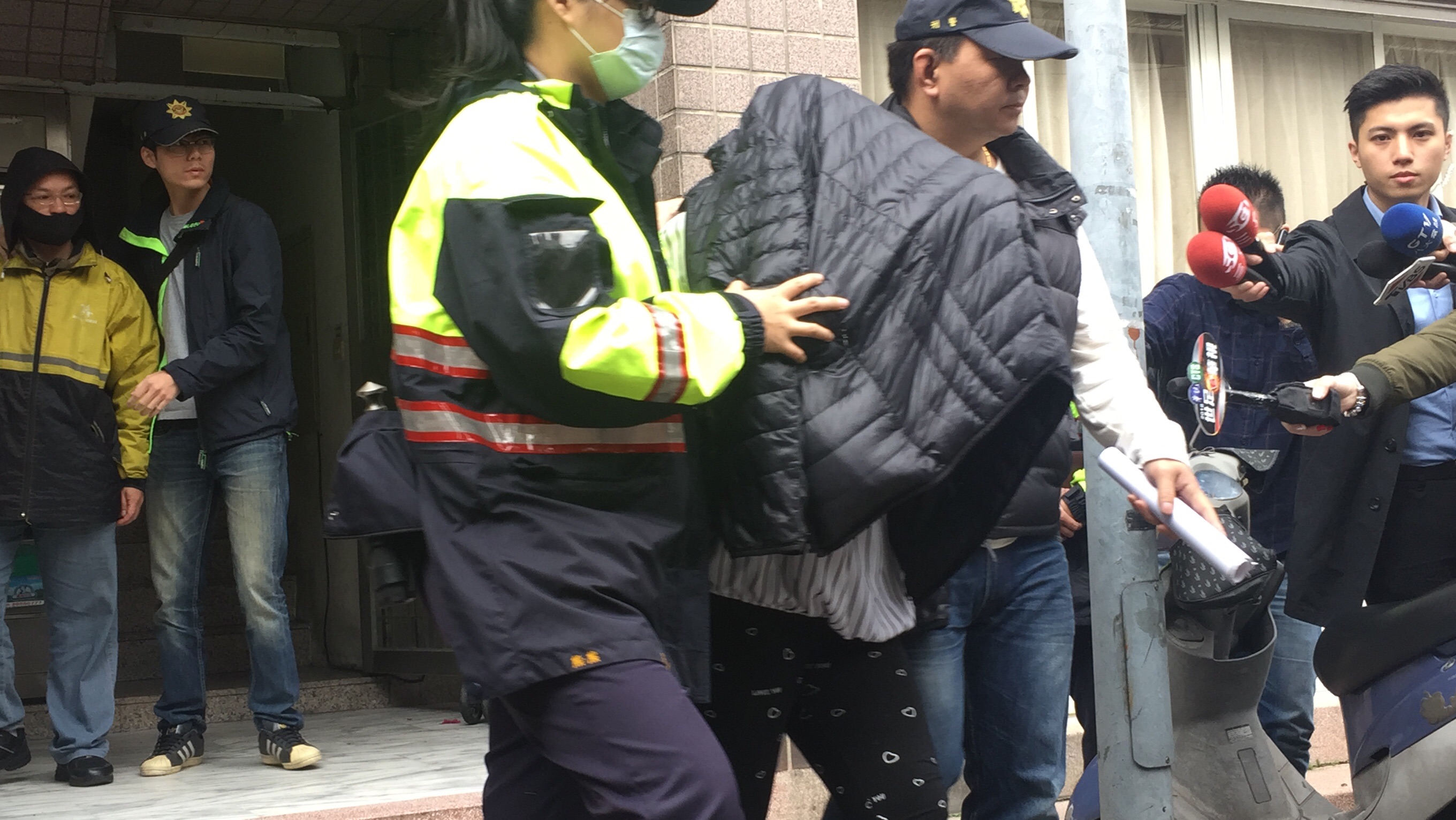 張嫌第一時間否認犯案，但警方在葉家發現3張購買水泥的發票，她才坦承犯行。