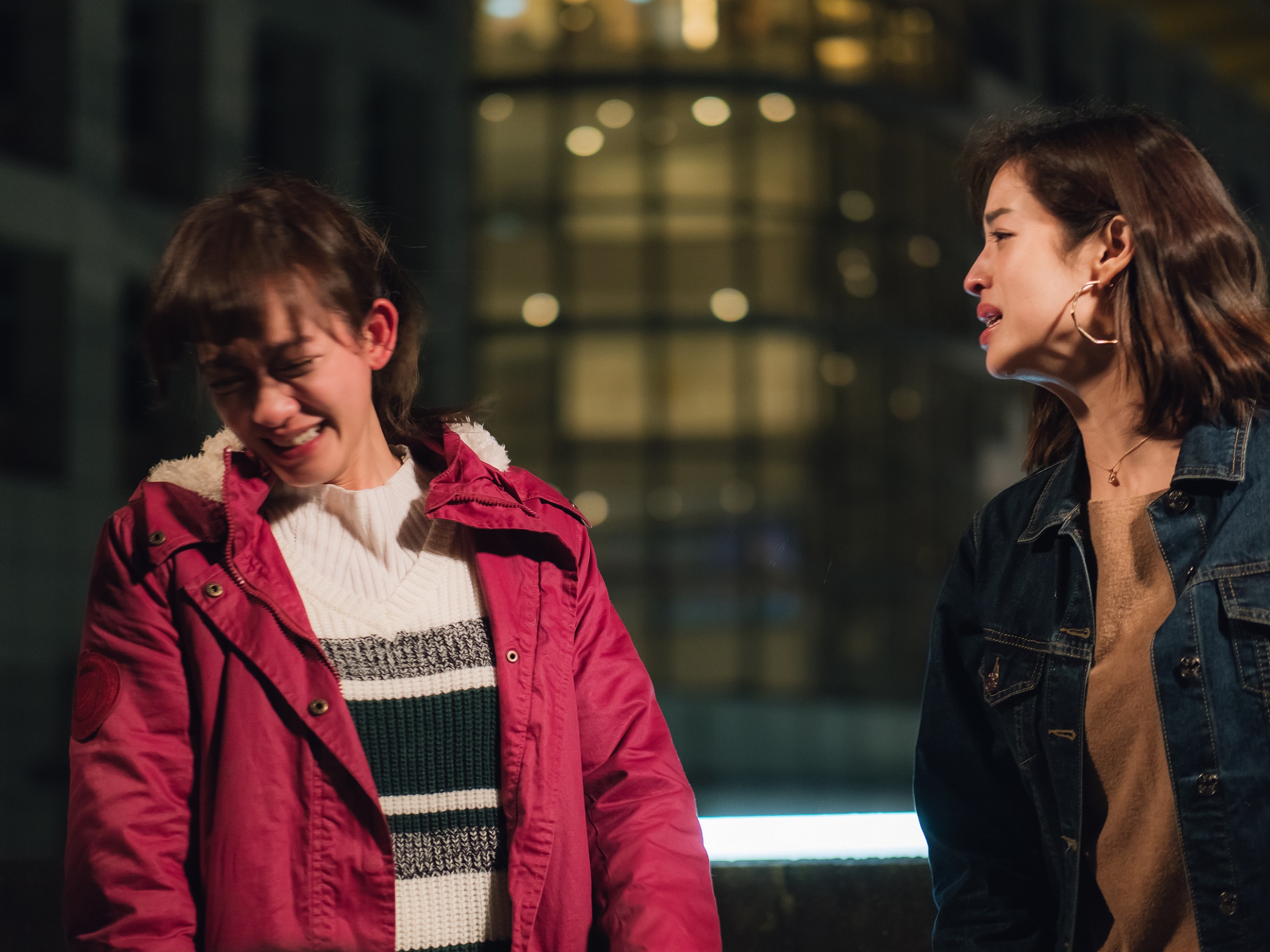 孟耿如（左）與莫允雯（右）拍攝電視劇《高塔公主》，一場談判戲讓2人吃足苦頭。（東森提供）