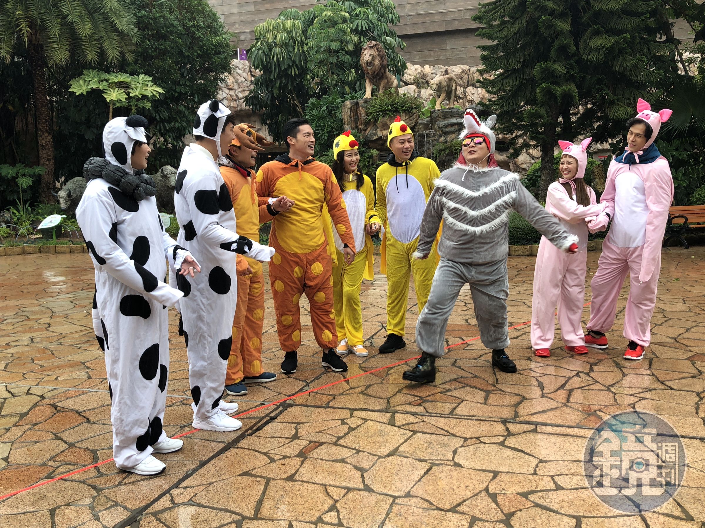 當年的同門師兄弟姊妹一起前進香港搞笑，穿著動物裝完全不計形象。（中視提供）
