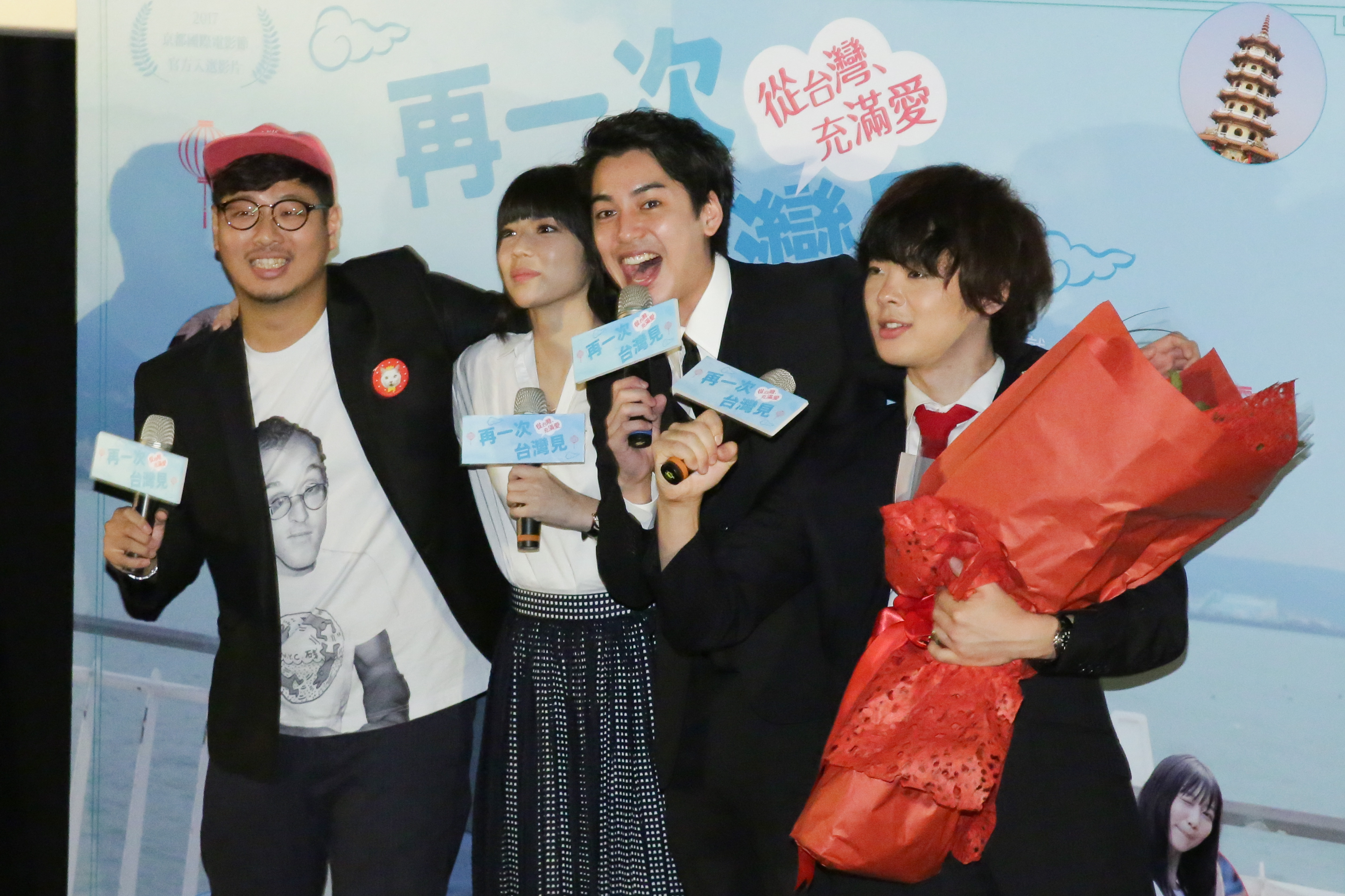 三原慧悟（右1）導演電影《再一次，台灣見》舉行見面會，男主角大野拓朗（右2）小秀歌喉，唱了音樂劇的歌曲。左起為網紅梁鈺杰（UG is Hot）與林思宇。