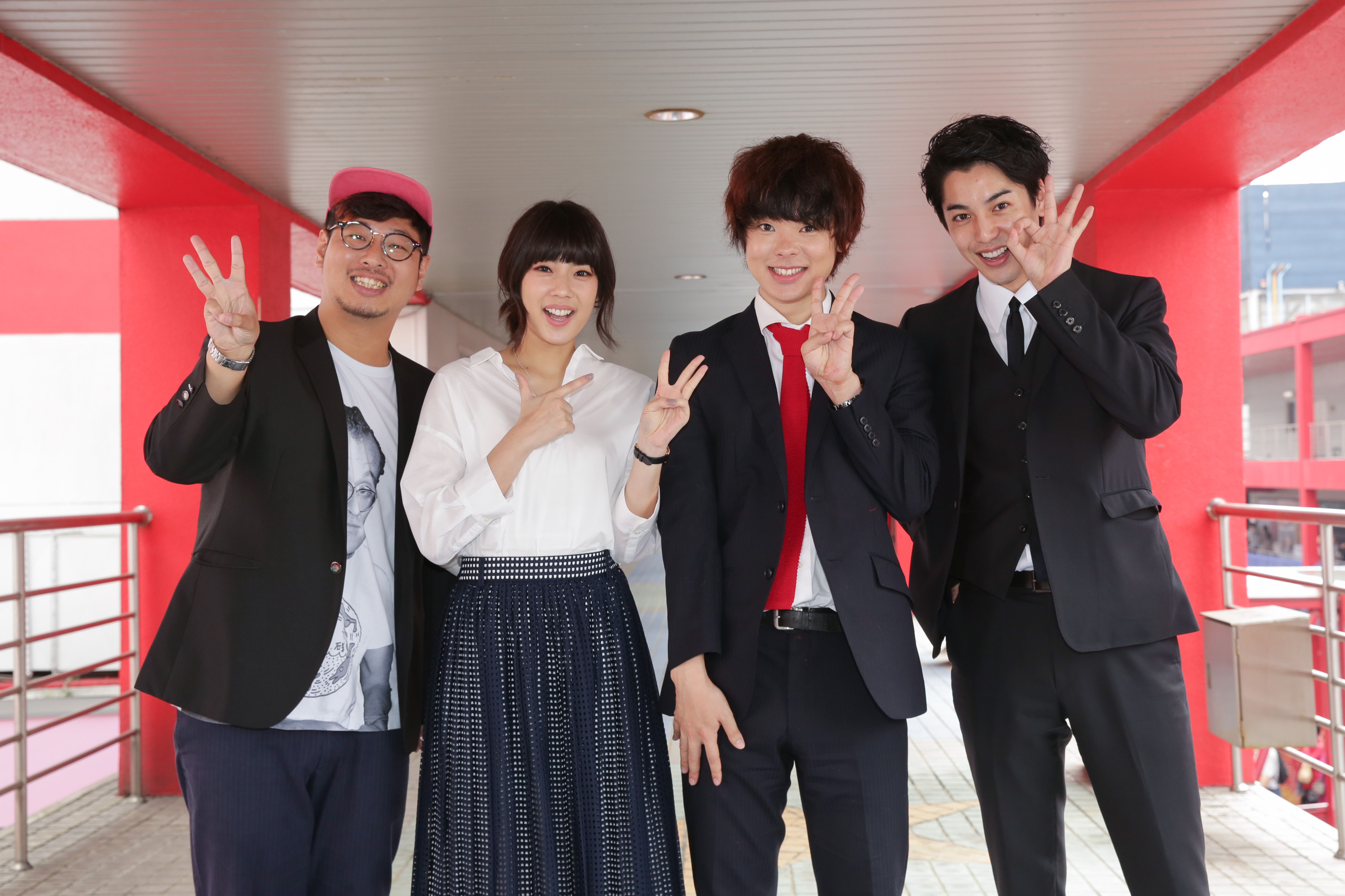 繼去年電影拍攝完，《再一次，台灣見》的導演三原（右2）與演員大野拓朗（右1）、林思宇（左2）和網紅梁鈺杰（UG is Hot）相見歡。