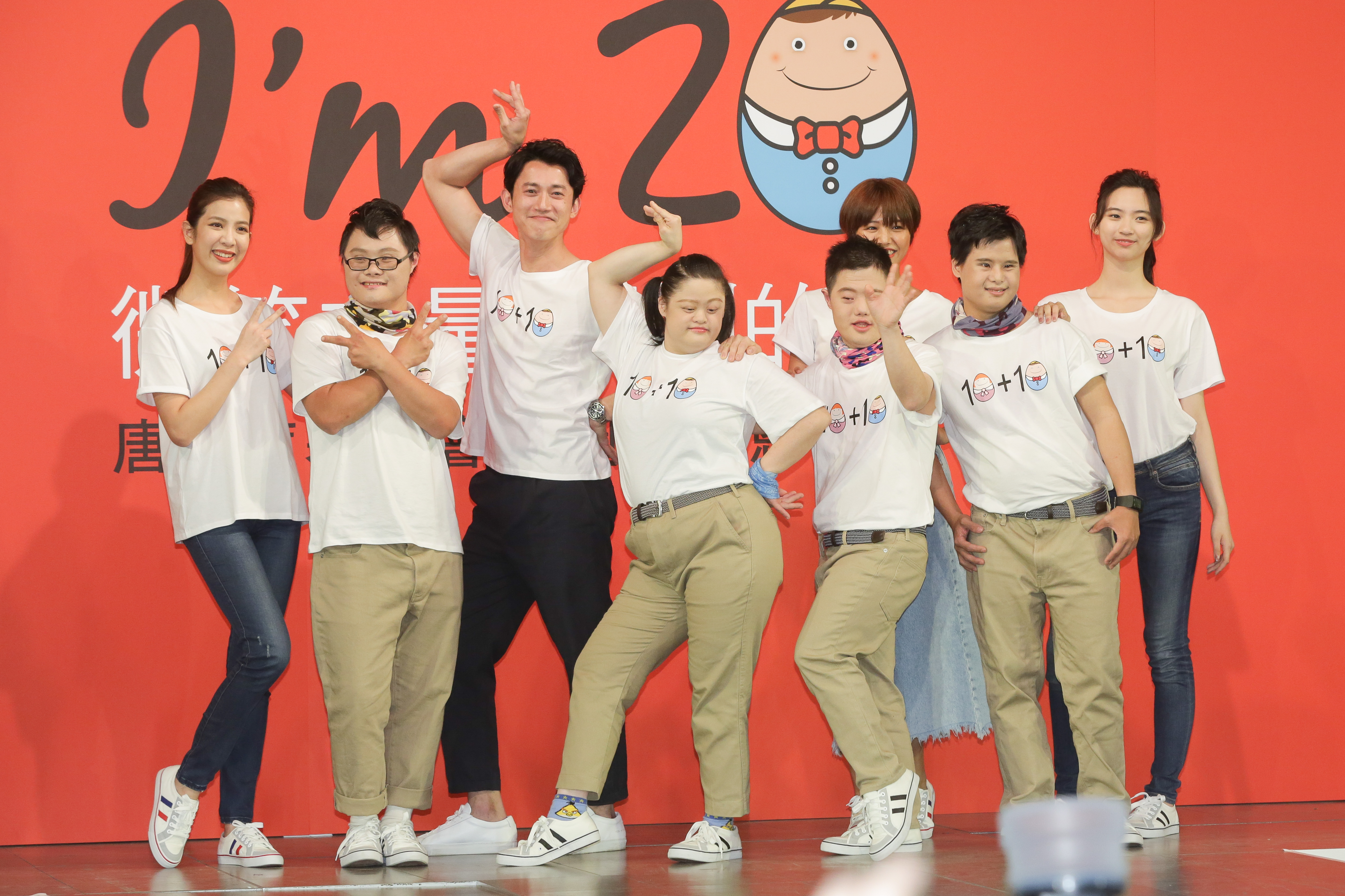 吳慷仁看來心情不錯，與唐寶寶合照時還一起擺出搞怪姿勢毫無包袱。