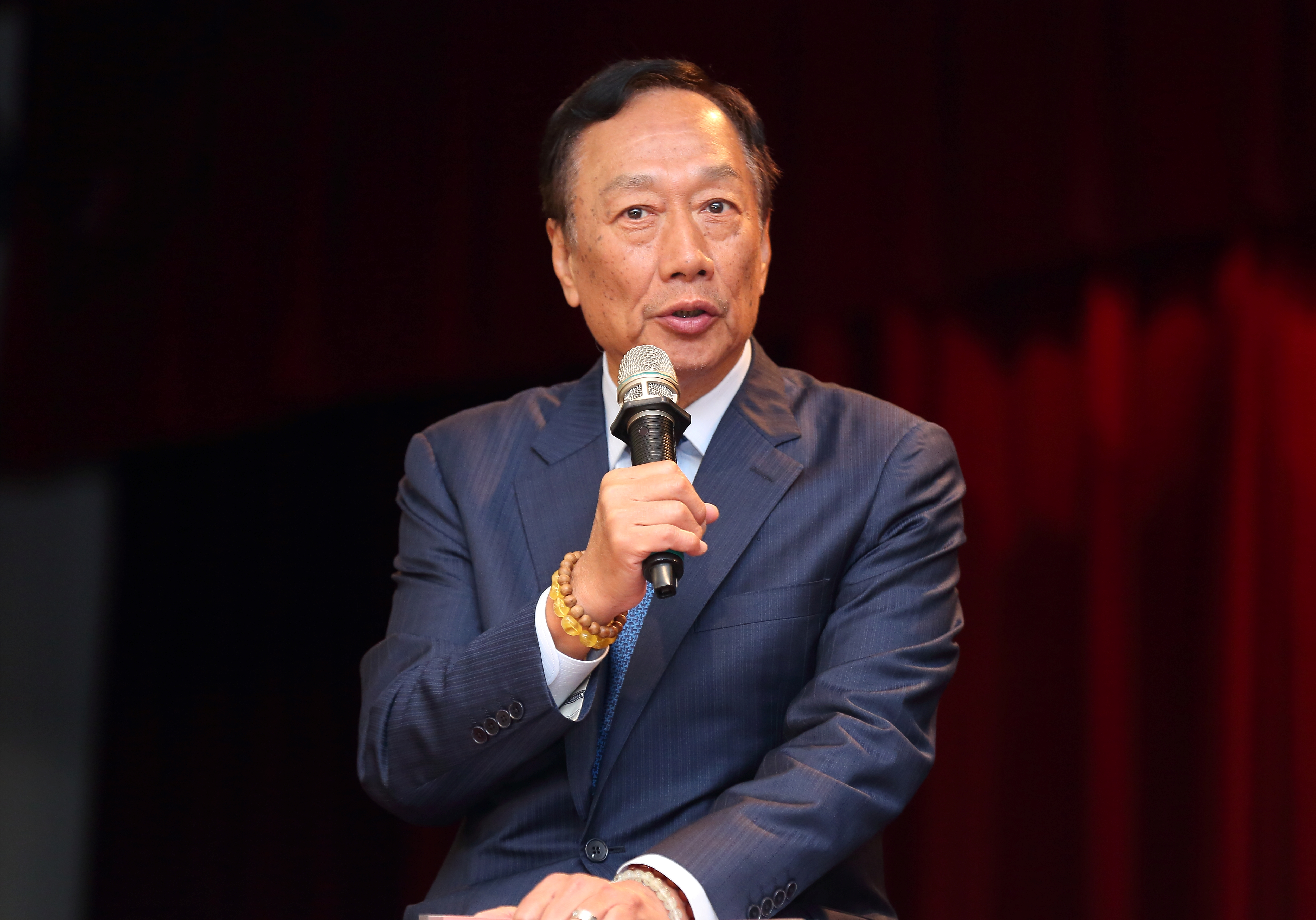 郭台銘打算親自上陣，要平息小股東們的怒火。