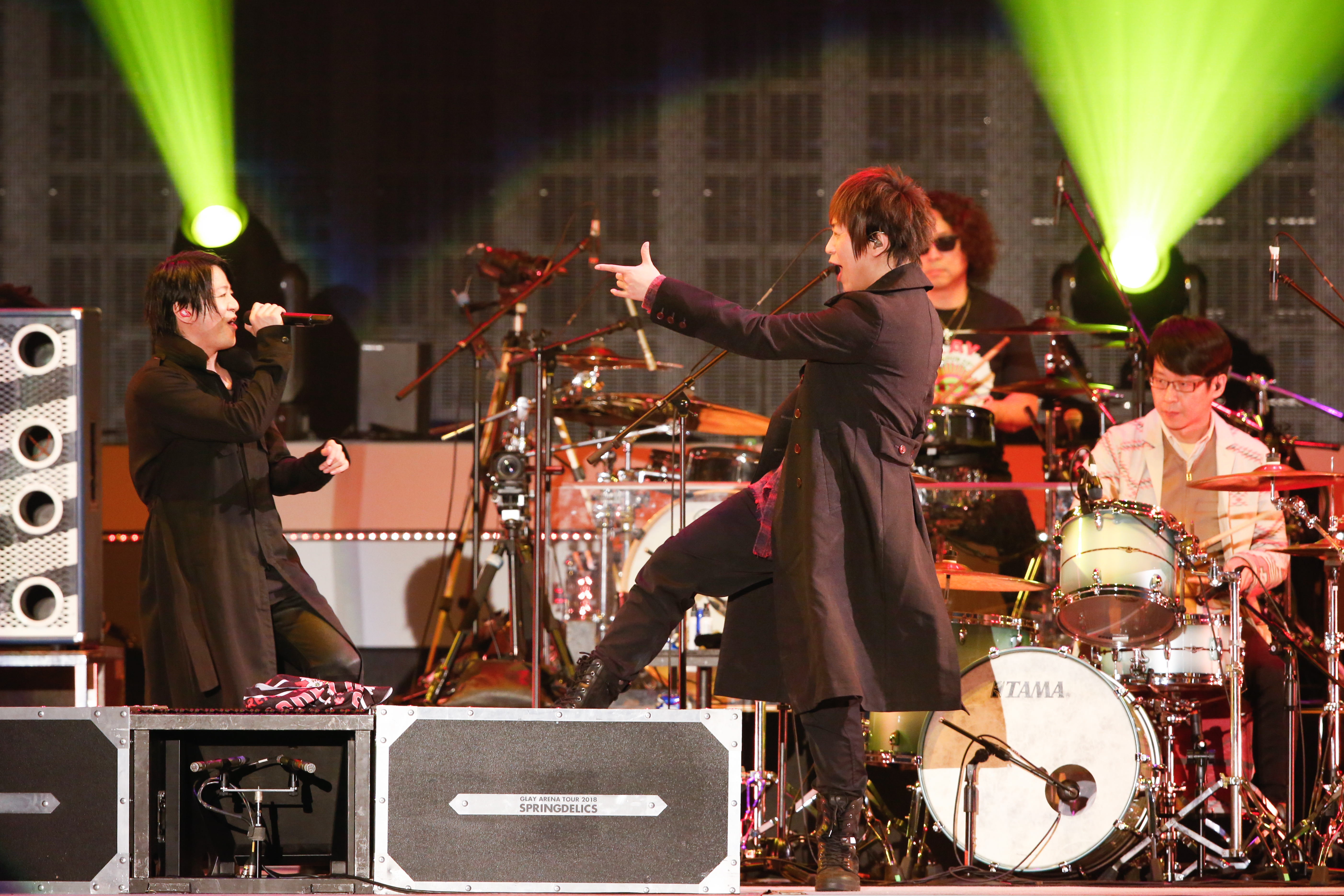 五月天擔任GLAY小巨蛋演唱會嘉賓，兩幫人馬首次在演唱會合體飆歌〈Dancin' Dancin'〉。