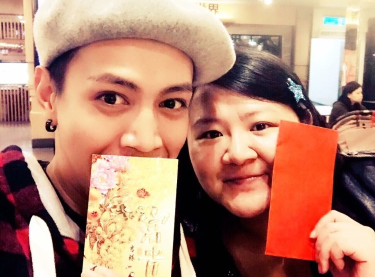 胖姐（右）收到丁小芹的還款表示開心。（左為旗下藝人鯰魚哥）