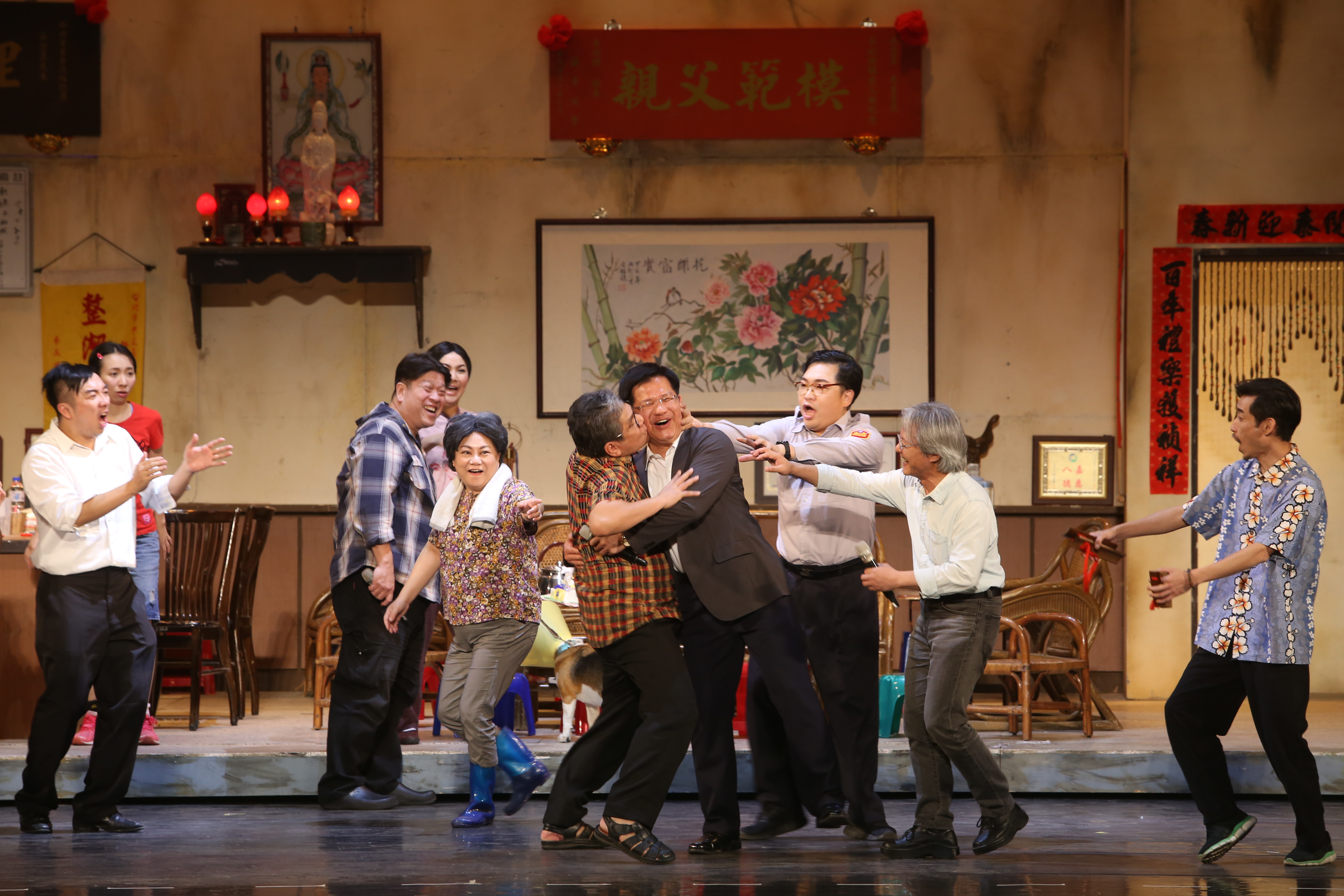 台中市長林佳龍在《人間條件一》尬一角，被里長李永豐強吻。（綠光劇團提供）