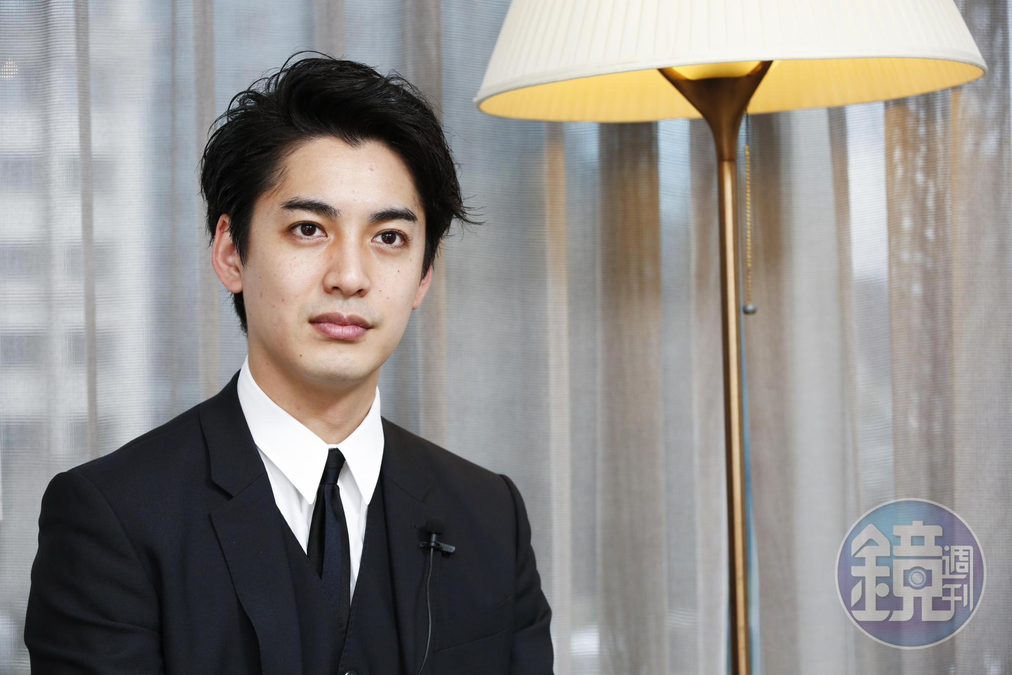 大野拓朗在高中與大學都獲得「校草選拔冠軍」，也因此得到演員合約，開啟演藝之路。