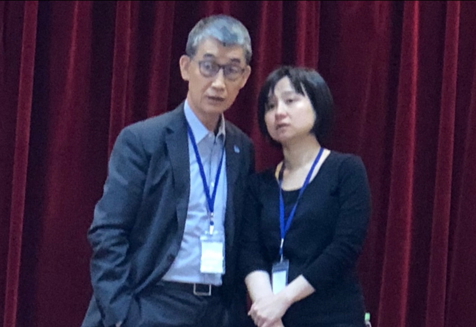 蔚華科股東指出，公司獲利不佳，但董事長許宗賢（左）卻曾以法拉利代步。（讀者提供）