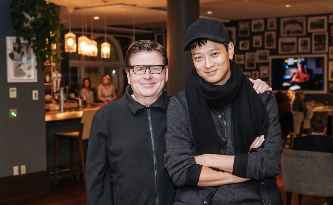 姜棟元將前進好萊塢拍片，參與賽門威斯特（左）執導的電影《海嘯LA》。（YG娛樂提供）