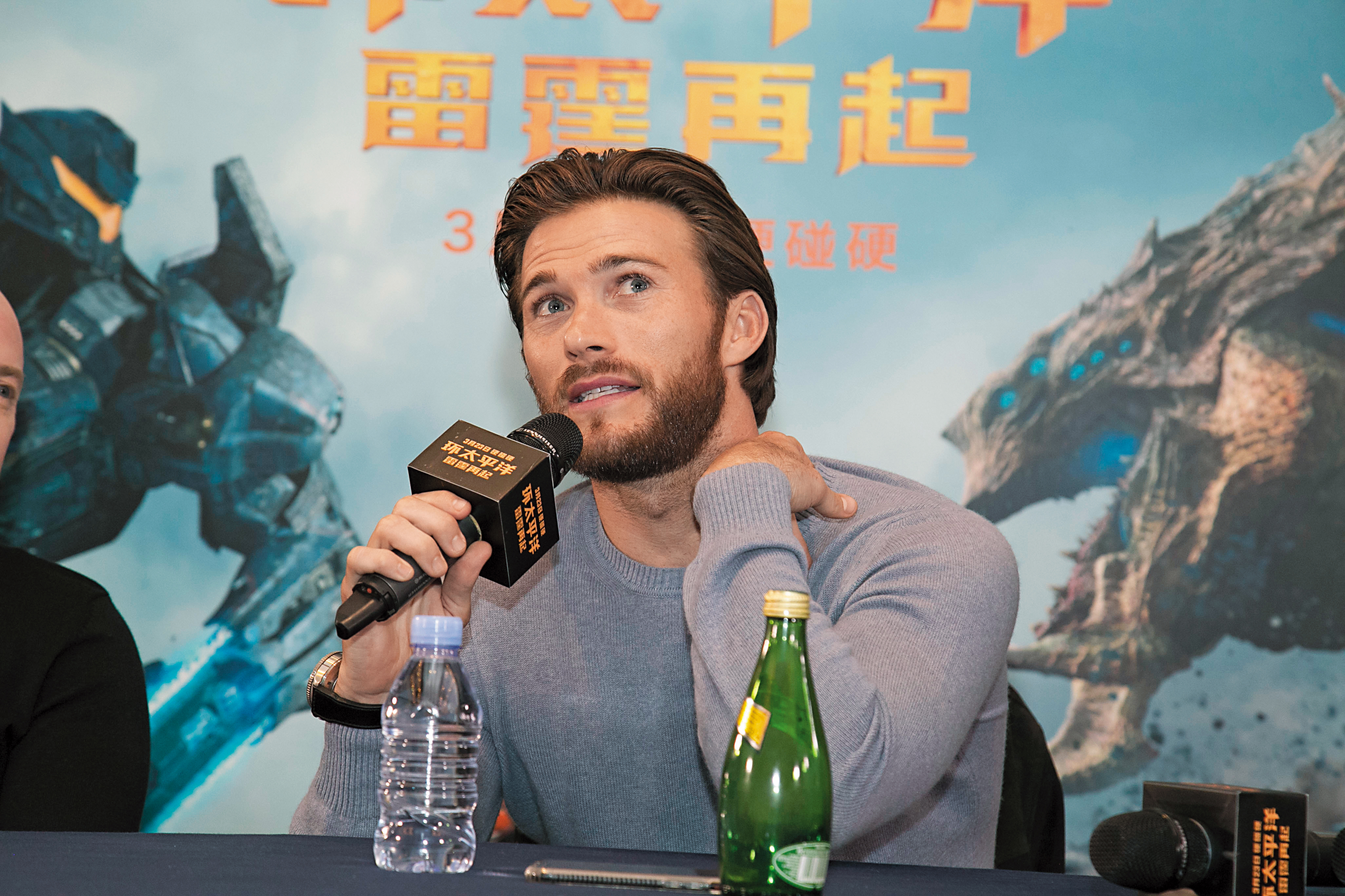 史考特伊斯威特參加《環太平洋：起義時刻》北京記者會，事後接受台灣媒體訪問，雖避談父親，仍是焦點所在。