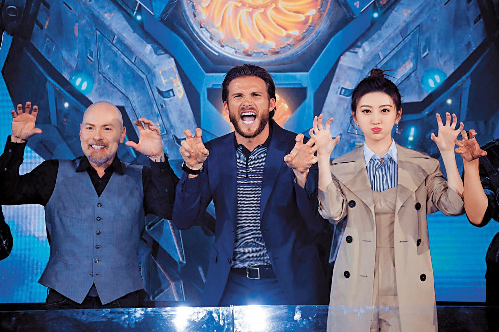 《環太平洋：起義時刻》北京首映上，史考特伊斯威特（中）和導演史蒂芬（左）及女星景甜（右）一起做出怪獸姿態娛樂大家。
