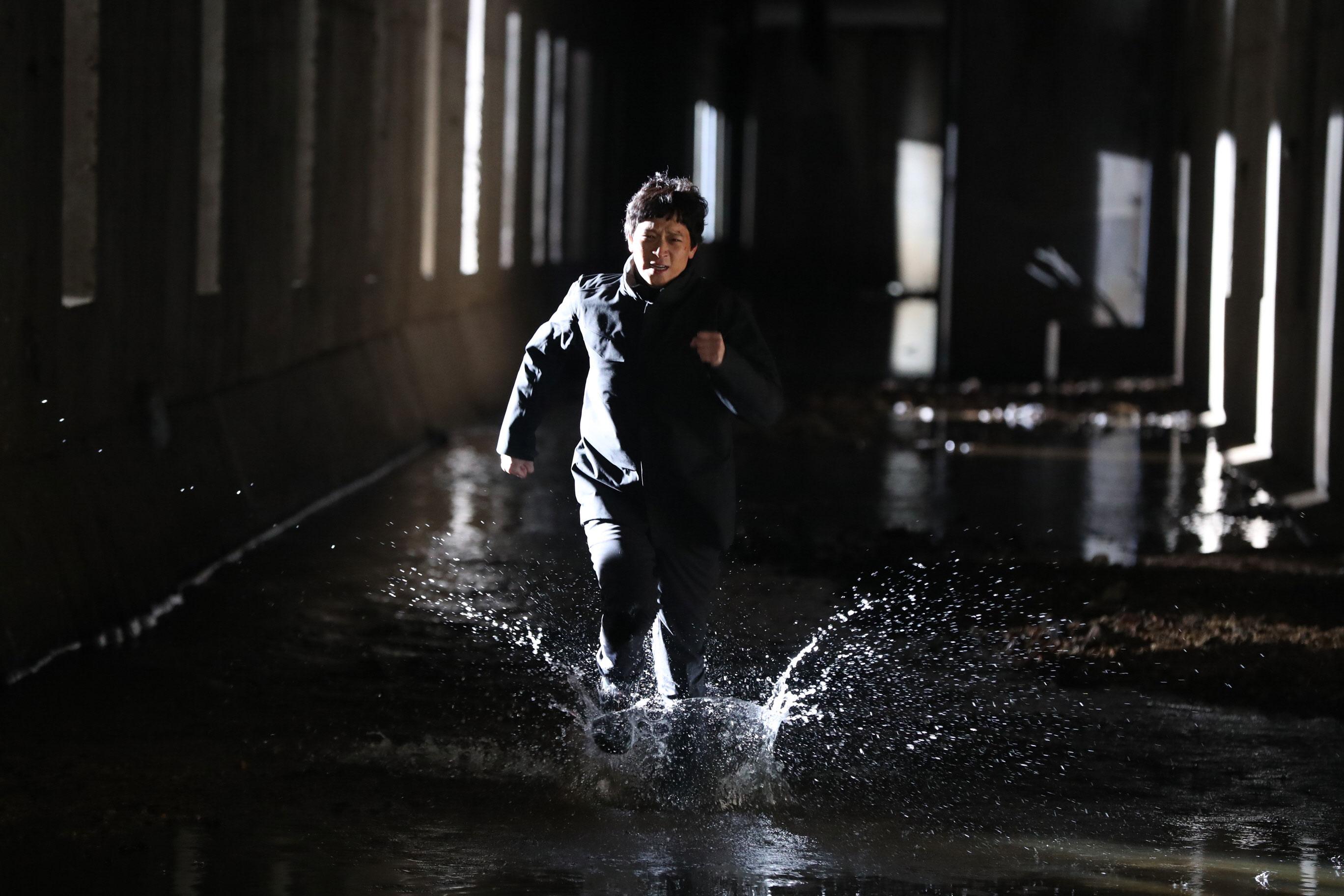 拍攝《宅配男逃亡曲》得不斷在下水道來往奔跑，讓姜棟元吃足苦頭。（車庫娛樂提供）