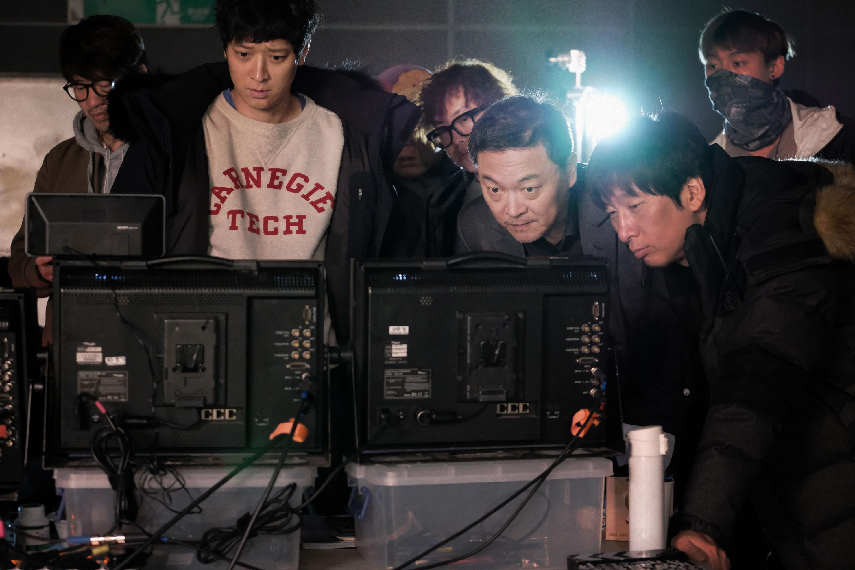在《宅配男逃亡曲》盧東石導演(右)及演員金義聖(中)眼中,姜棟元是個認真生活、不浪費時間的演員。(車庫娛樂提供)