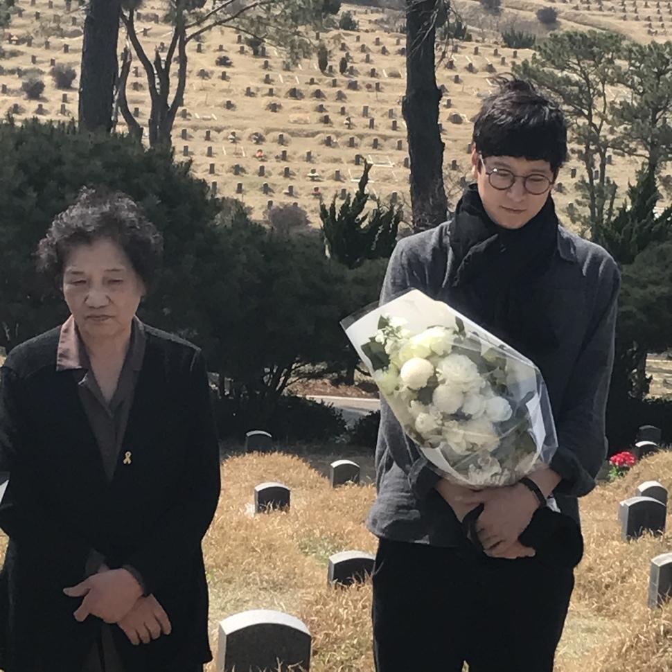 姜棟元為詮釋《1987:黎明到來的那一天》中真實存在的民運鬥士李韓烈,曾多次拜訪李韓烈的母親(左)。(翻攝自韓國DAUM網路)
