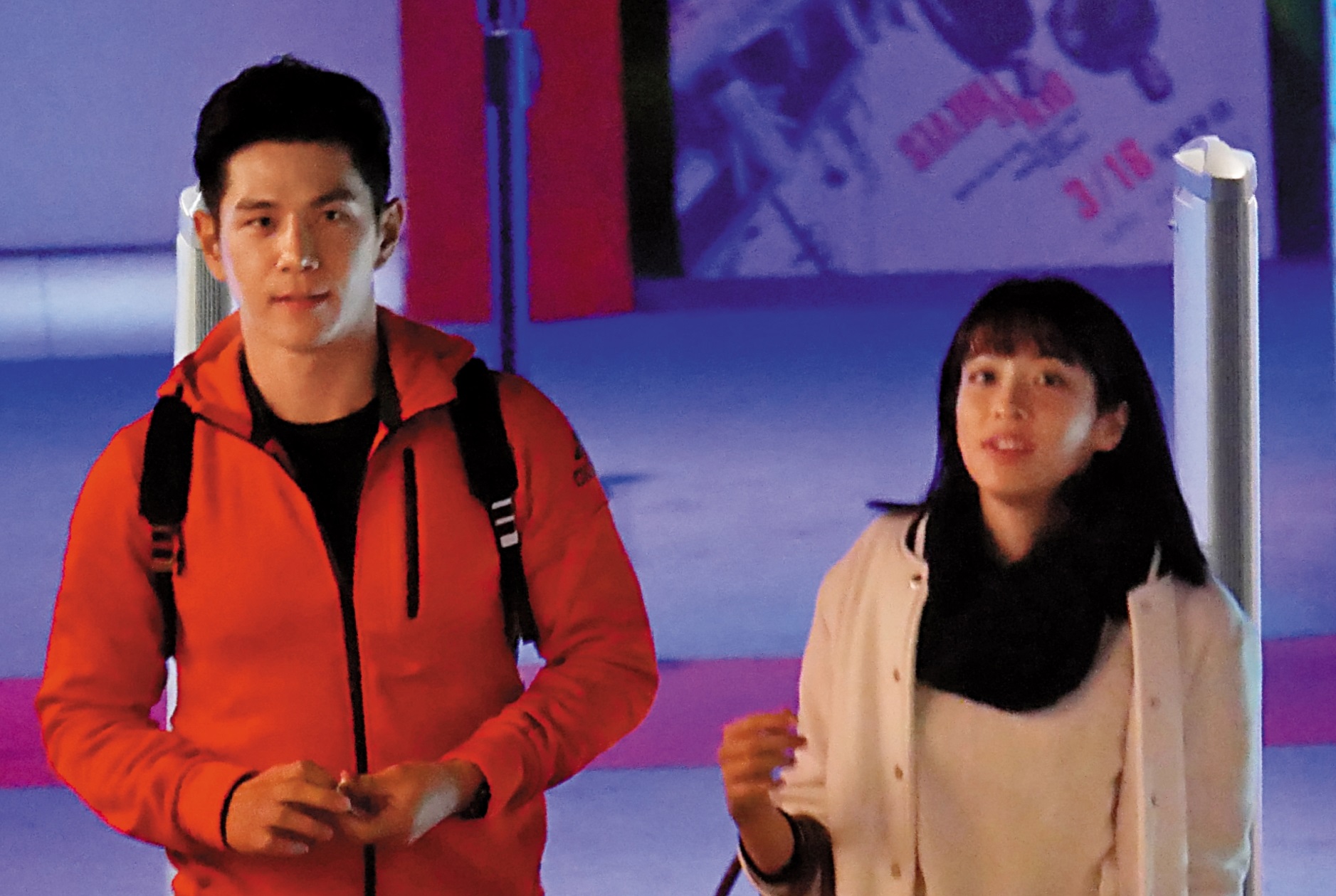 袁詠琳（右）與祖雄看完電影，一起步出京華城喜滿客影廳。