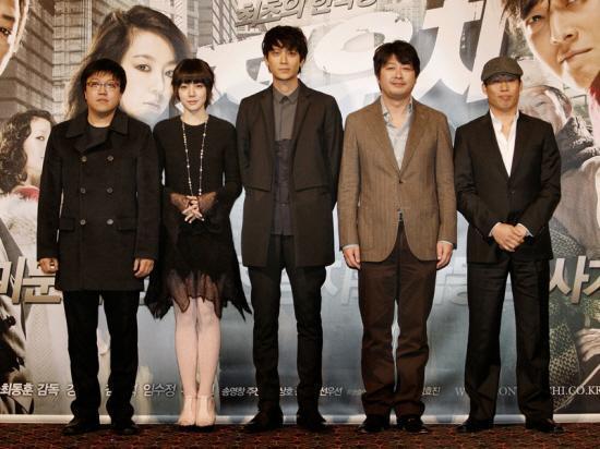 姜棟元(中)與柳海真(右一)、金倫奭(右二)、林秀晶(左二)合作《田禹治:超時空爭霸》,戲裡戲外都展現頑皮慧黠的一面。(翻攝自韓國DAUM Movie)