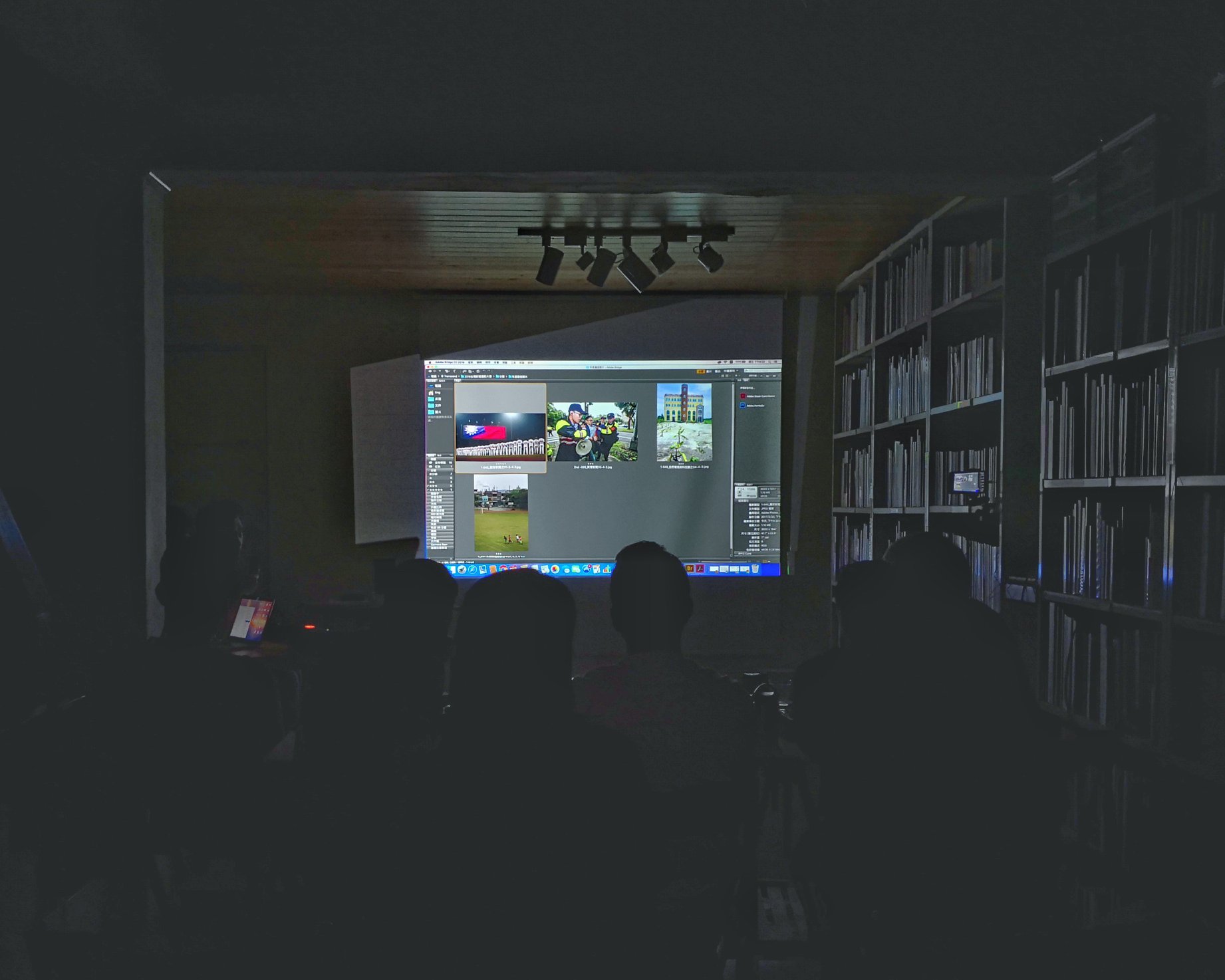 評審過程全程網路直播，過程透明評鑑嚴謹，作品眾多讓5位評審花了9小時，才選出優勝作品。（台灣新聞攝影研究會提供）