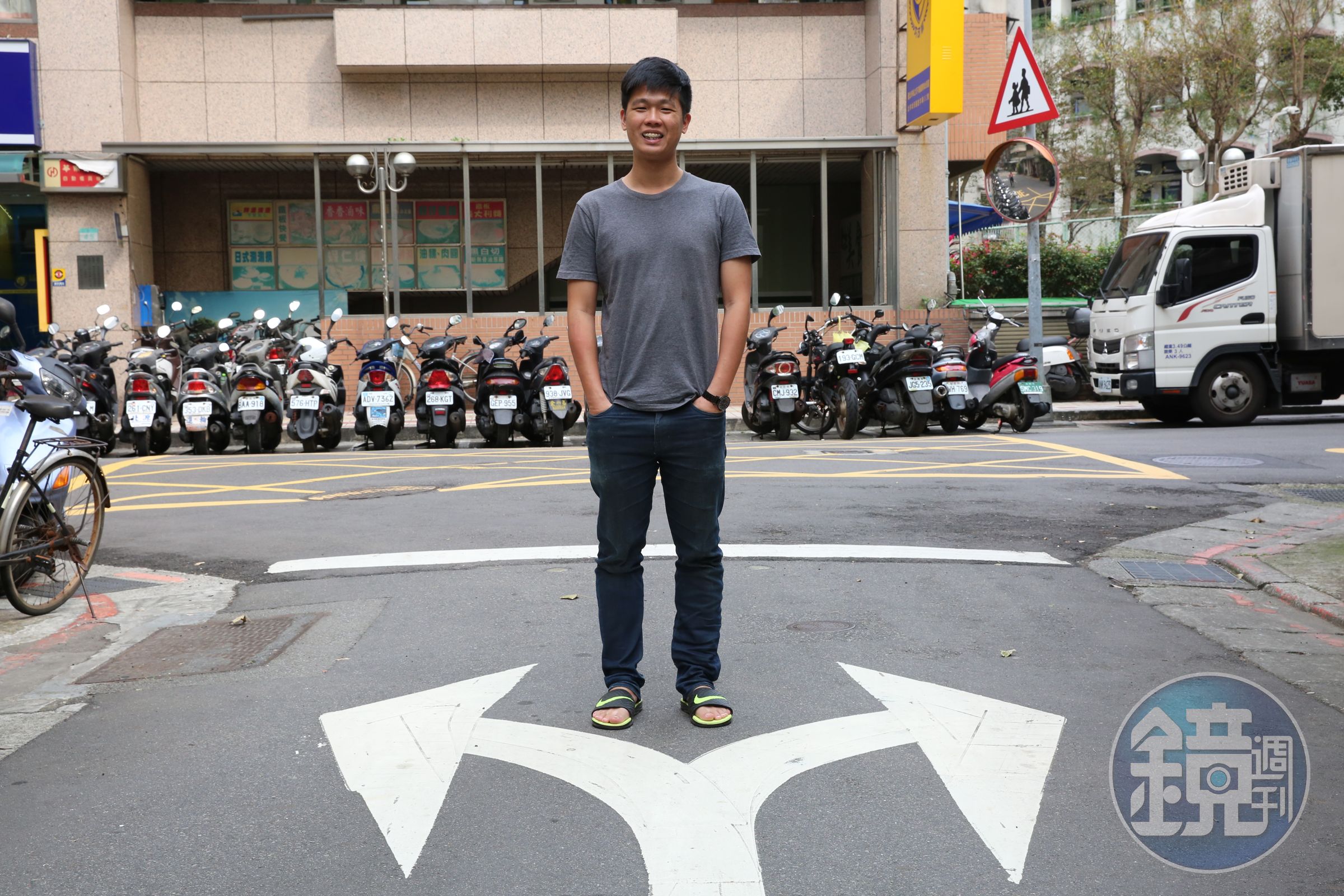 湛址傑成長過程多波折，一路與體制碰撞，時時刻刻都像處在十字路口般的徬徨。