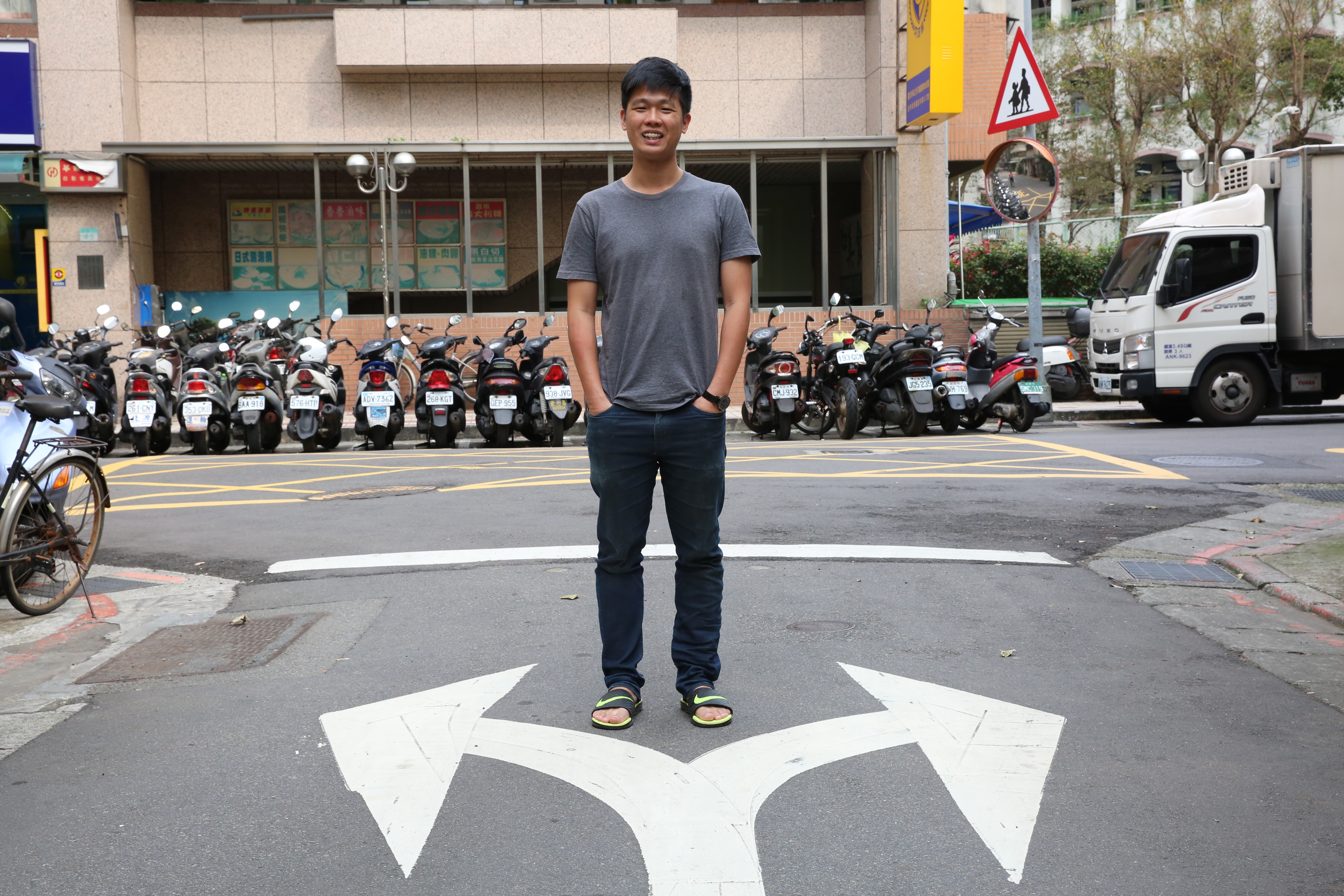 湛址傑成長過程多波折，一路與體制碰撞，時時刻刻都像處在十字路口般的徬徨。