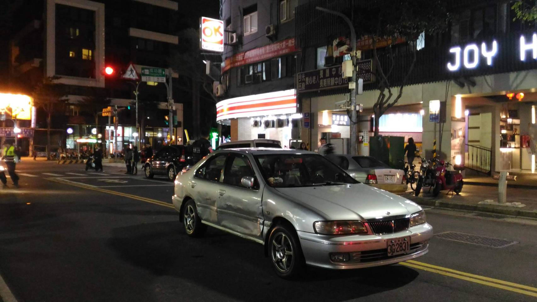 警方臨檢通緝犯，民眾卻無辜遭撞，索賠無門。（民眾提供）