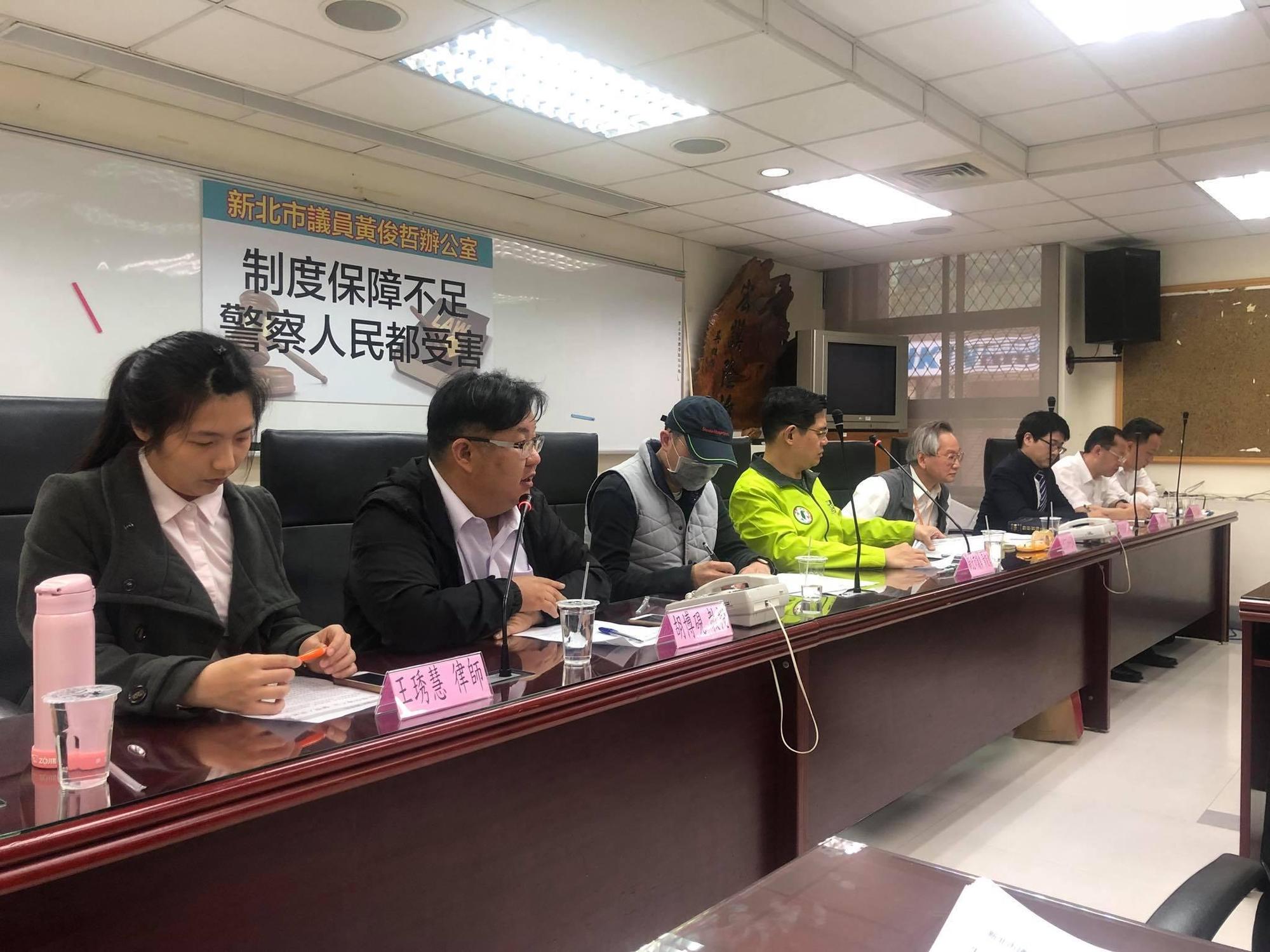 市議員黃俊哲陪同民眾召開記者會，呼籲修法。