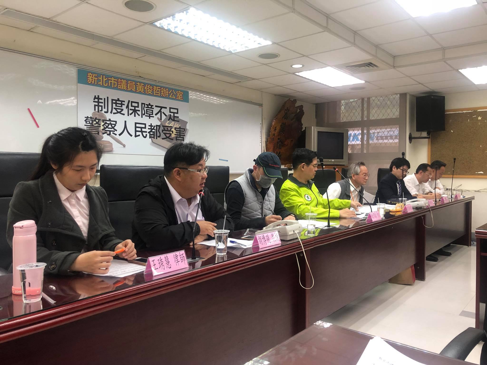 市議員黃俊哲陪同民眾召開記者會，呼籲修法。