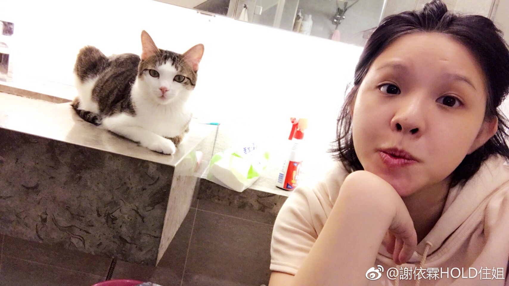 連上大號也要自拍發博，謝依霖不愧搞笑女王。（翻攝自謝依霖微博） ​