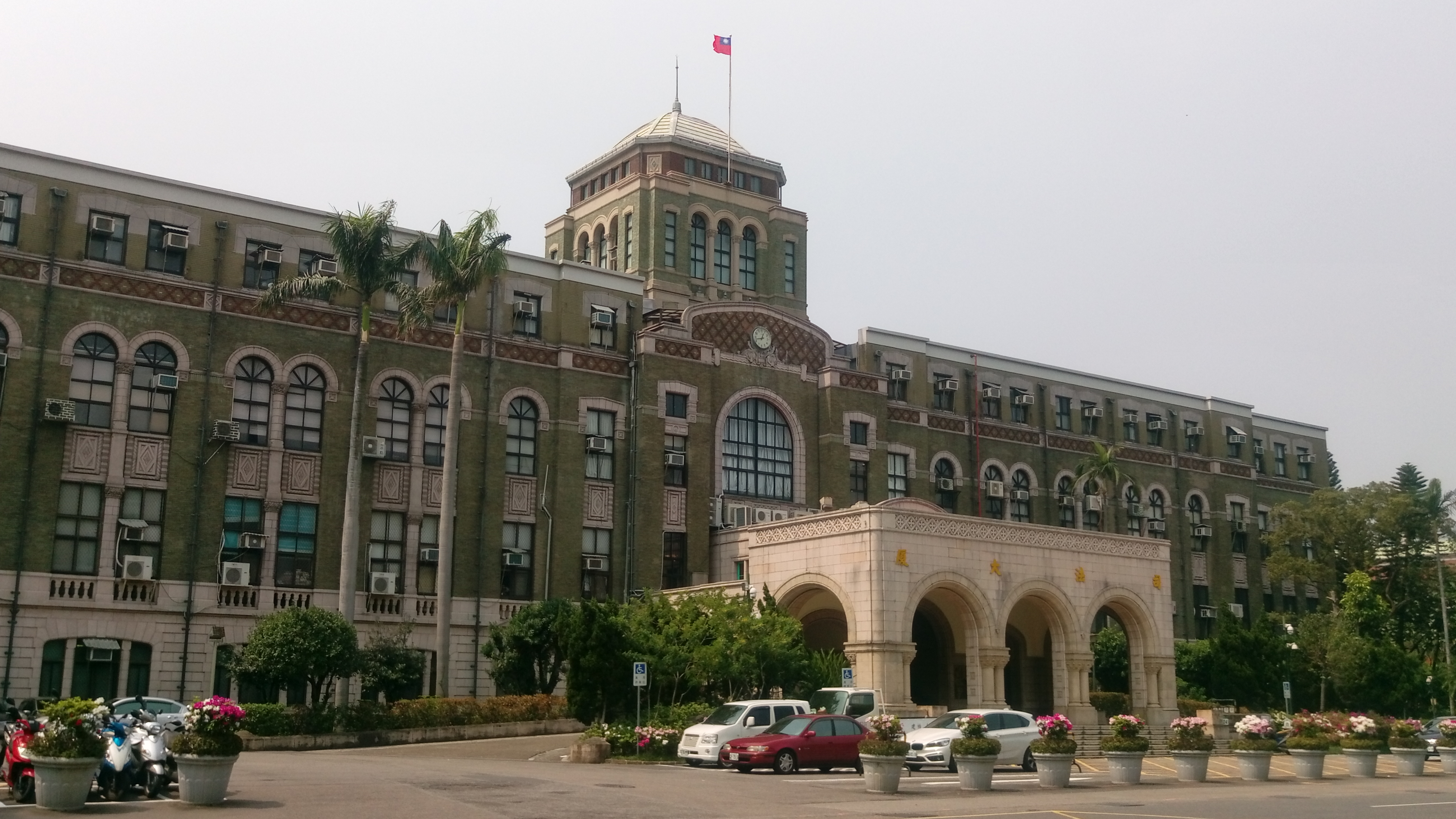 司法院職務法庭審理已婚的台北高等行政法院前法官陳鴻斌擁抱女助理案，判決理由公布。